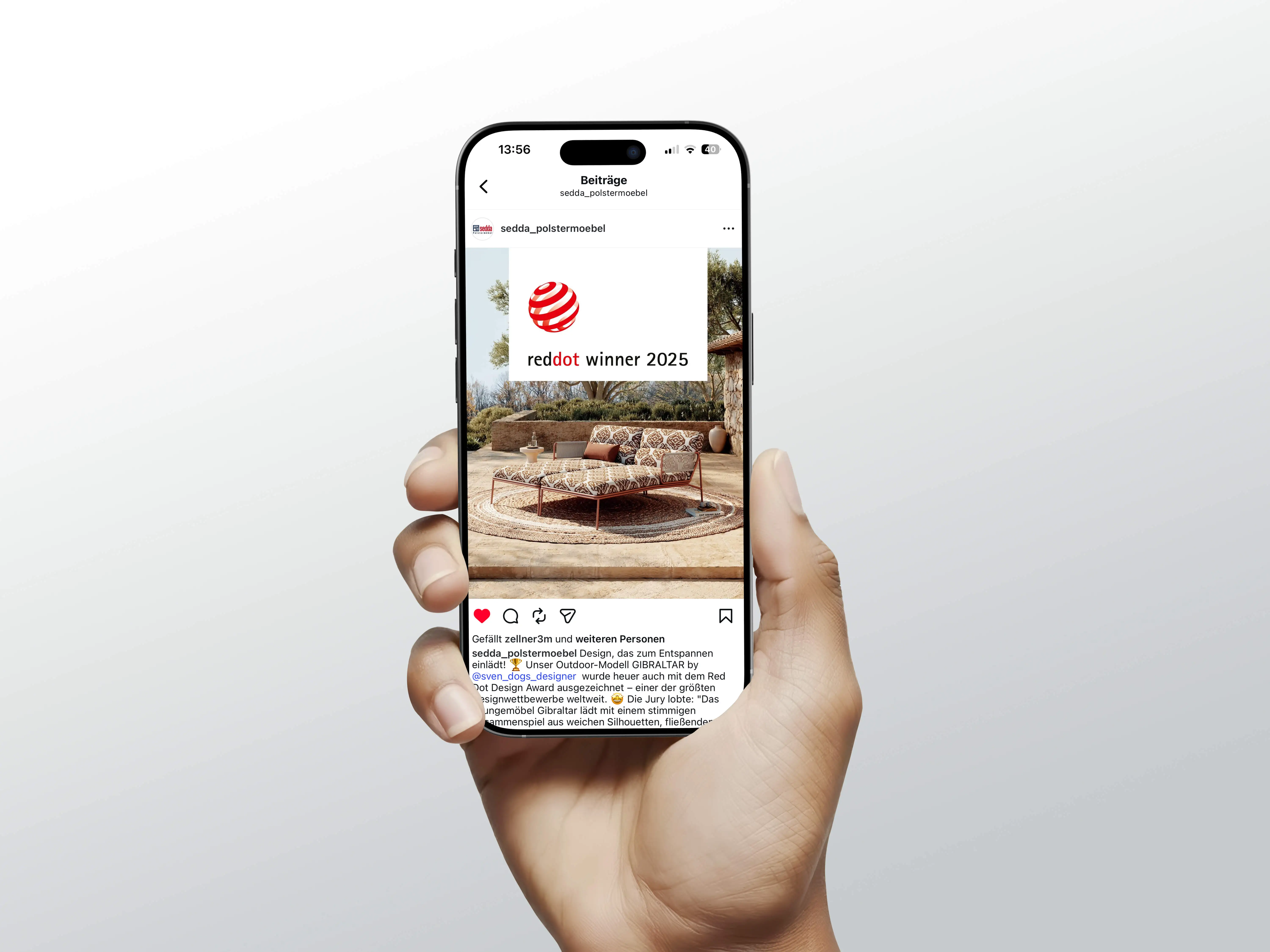 Smartphone zeigt einen Instagram-Beitrag von Sedda Polstermöbel zur Auszeichnung der Outdoor-Kollektion Gibraltar mit dem Red Dot Award 2025, visualisiert in 3D.