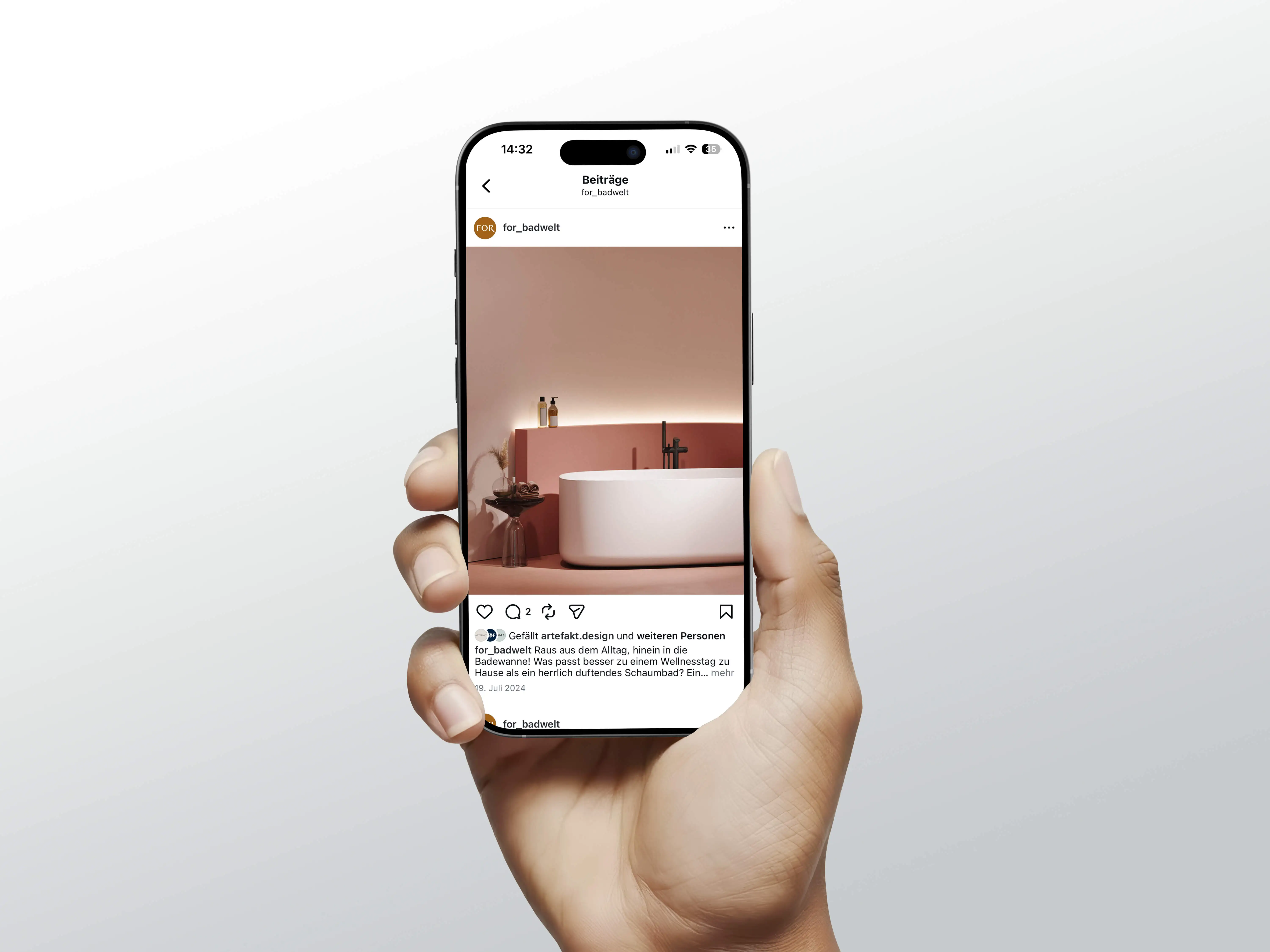 Le smartphone affiche une publication Instagram de FOR Badwelt avec la mise en scène en 3D d'une baignoire îlot dans une ambiance chaleureuse.
