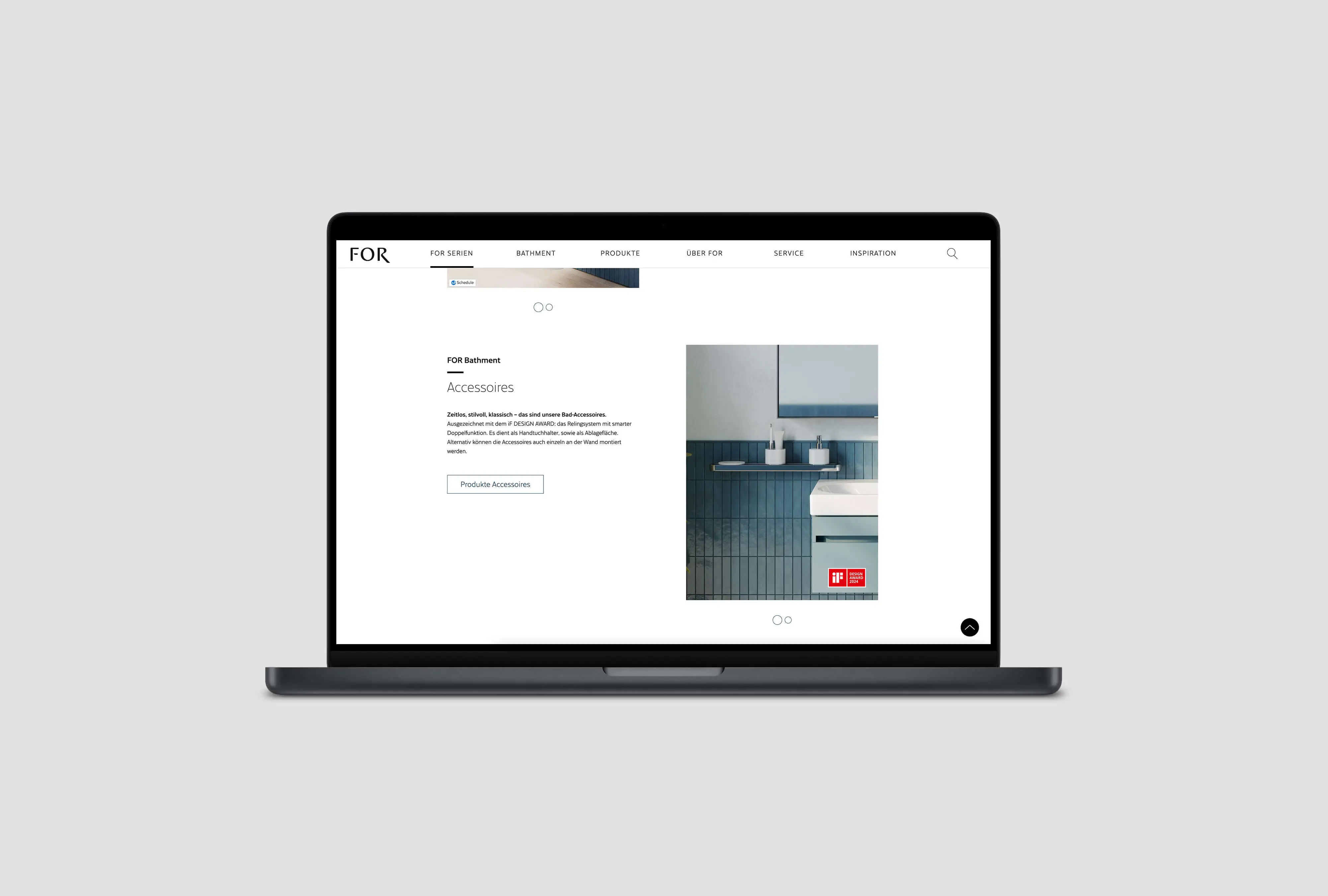 L'ordinateur portable affiche le site Web de la marque de salle de bains FOR Bathment avec une visualisation 3D photoréaliste des accessoires de salle de bains sur fond de carrelage bleu.