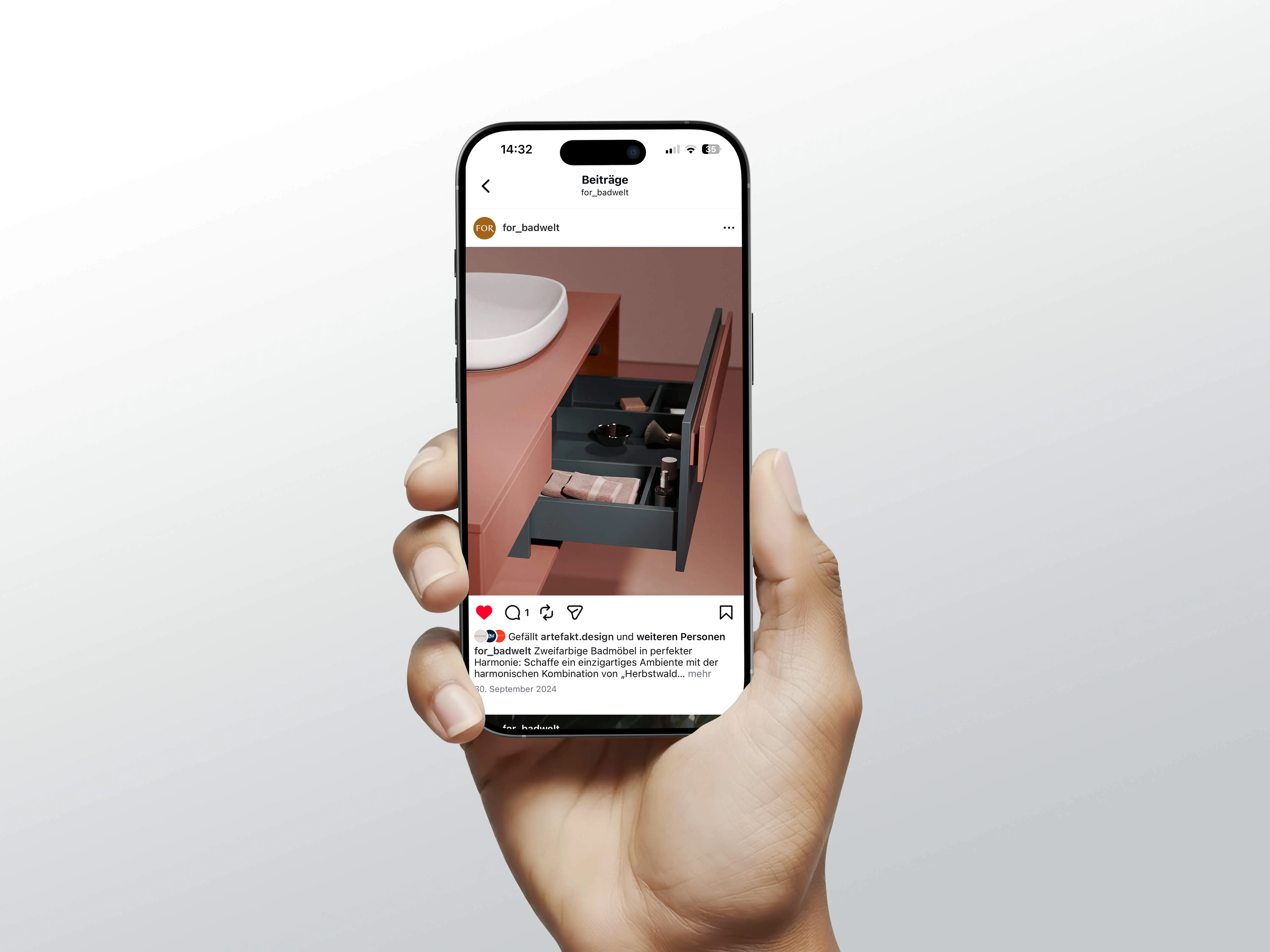 Le smartphone affiche une publication Instagram de FOR Badwelt avec un gros plan CGI détaillant l'intérieur des meubles de salle de bains et l'espace de rangement.