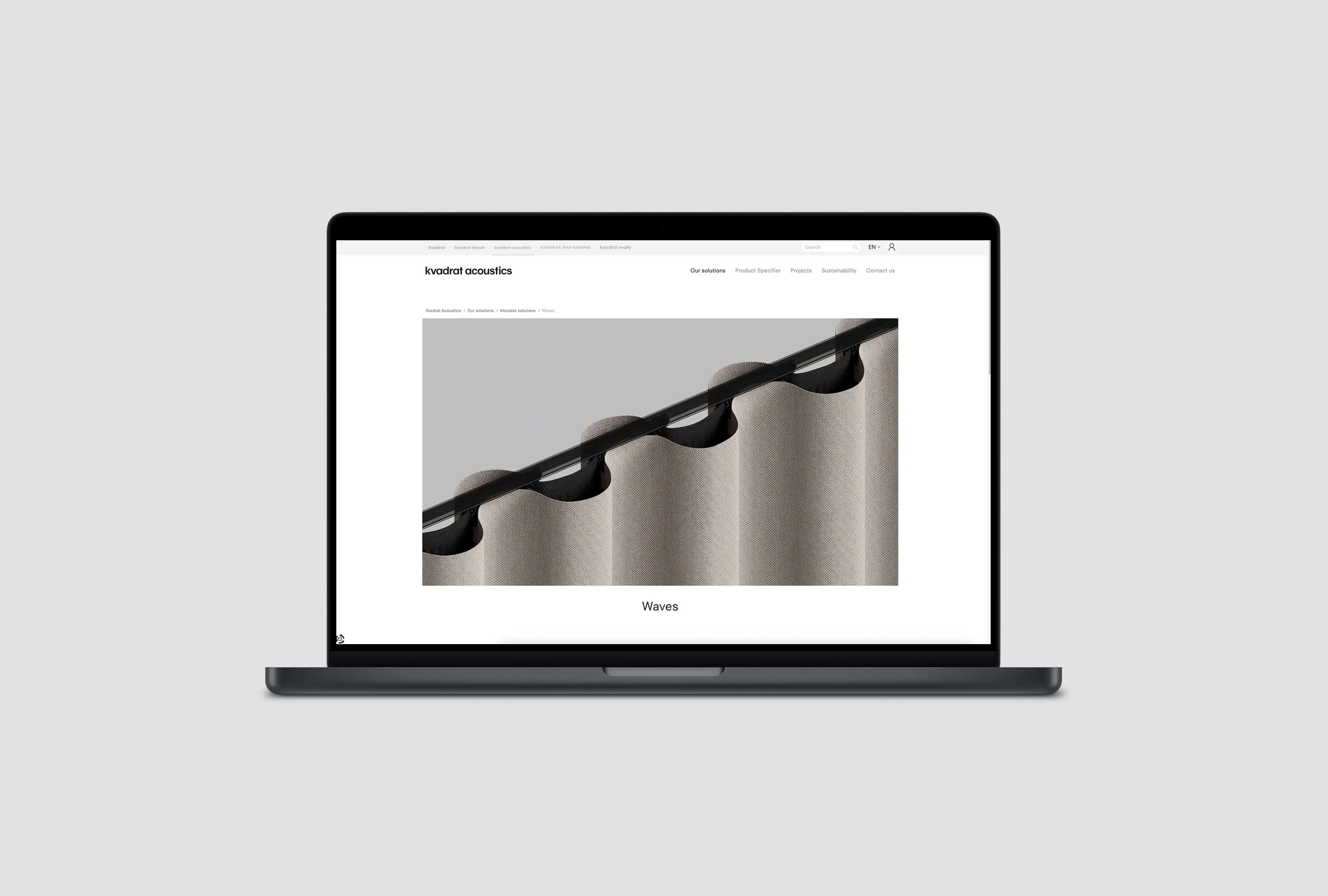 Laptop zeigt die Website von Kvadrat Acoustics mit der fotorealistischen 3D-Visualisierung des Akustikvorhang-Systems Waves im Detail.