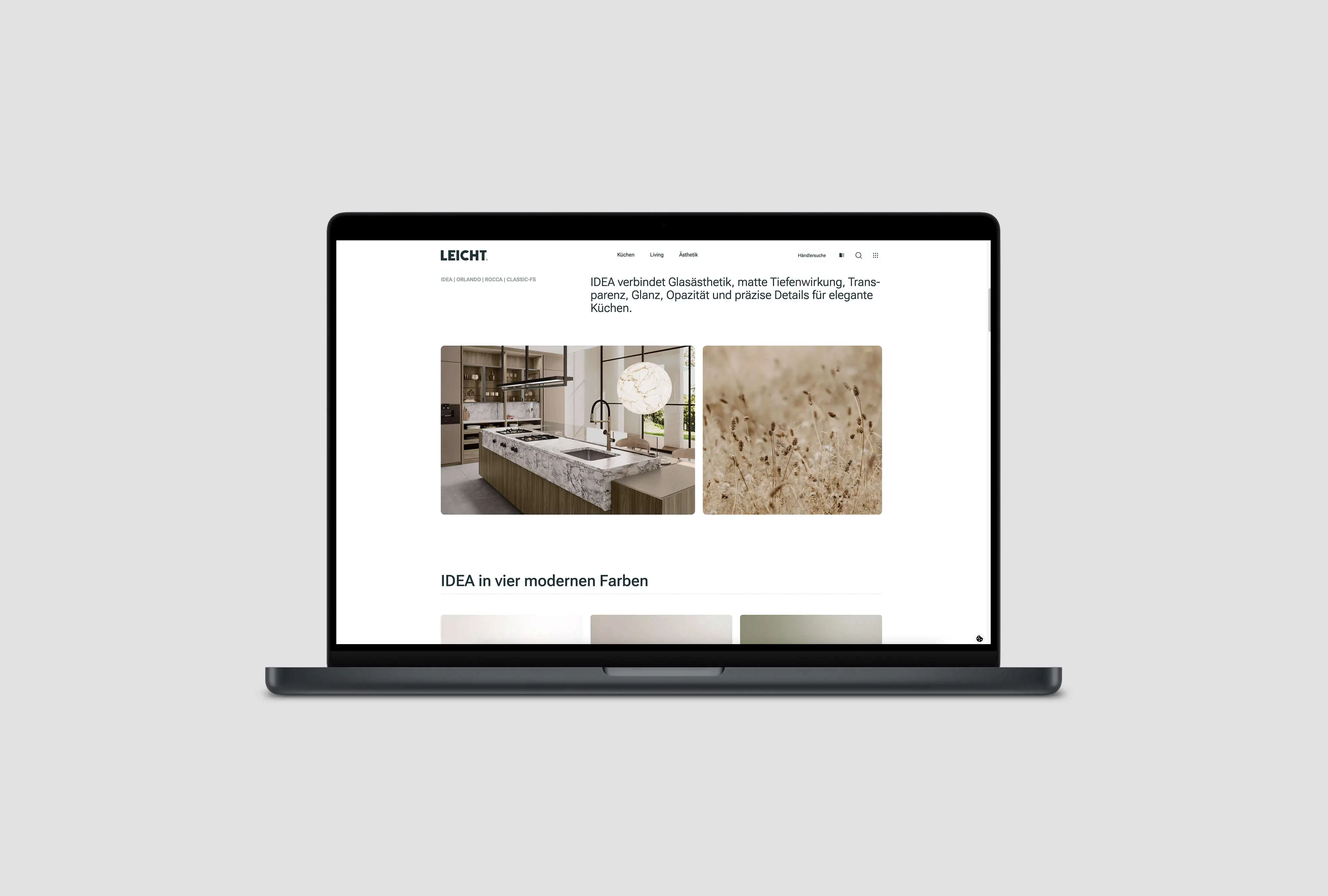 Il laptop mostra il sito web di LEICHT Küchen con rendering fotorealistici della serie IDEA come storytelling visivo.