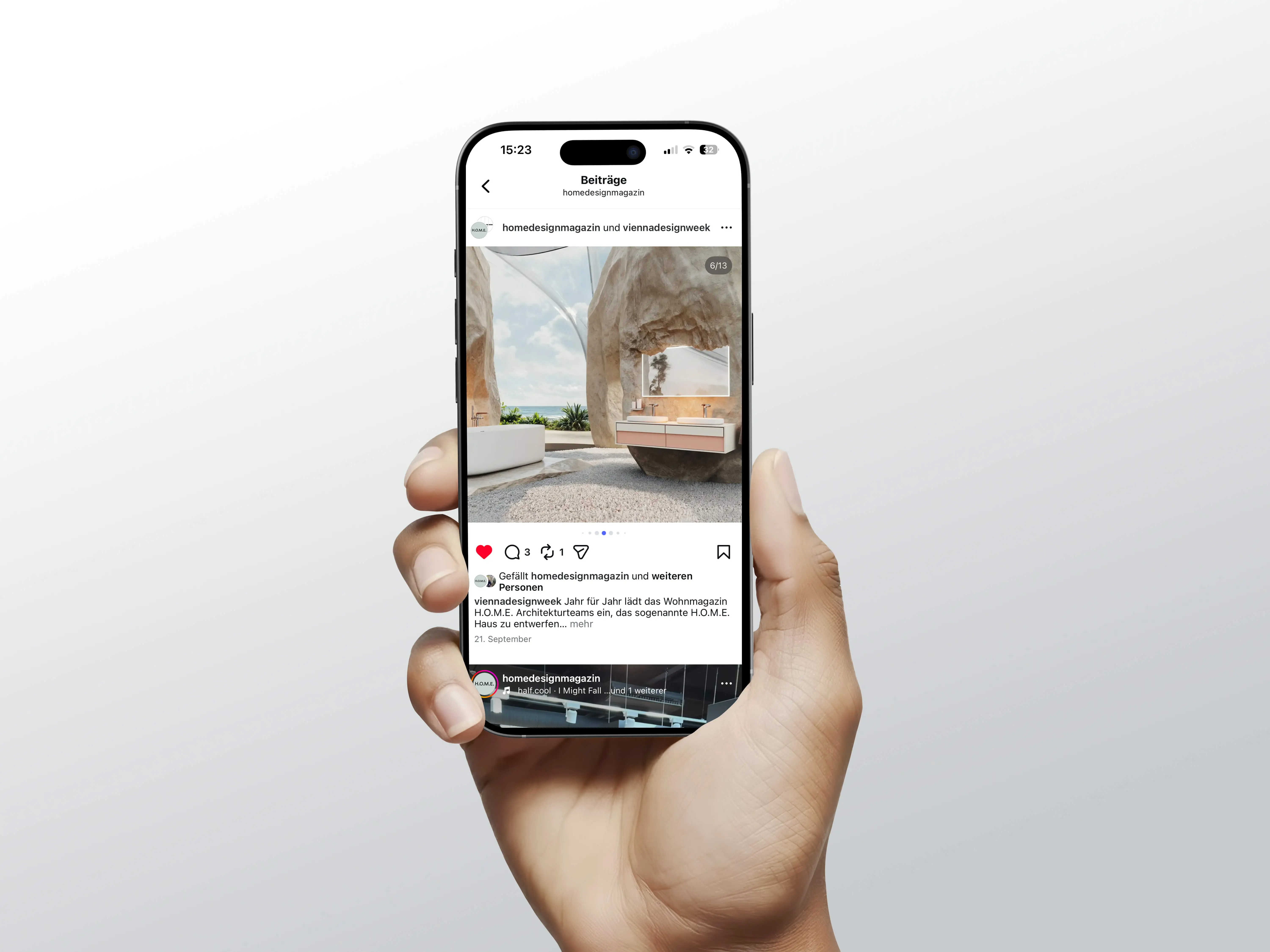 Smartphone zeigt einen Instagram-Beitrag von H.O.M.E. Designmagazin zum virtuellen H.O.M.E. Haus 2025 (Architektur: Coop Himmelb(l)au) mit der CGI-Inszenierung der Badmarke FOR.