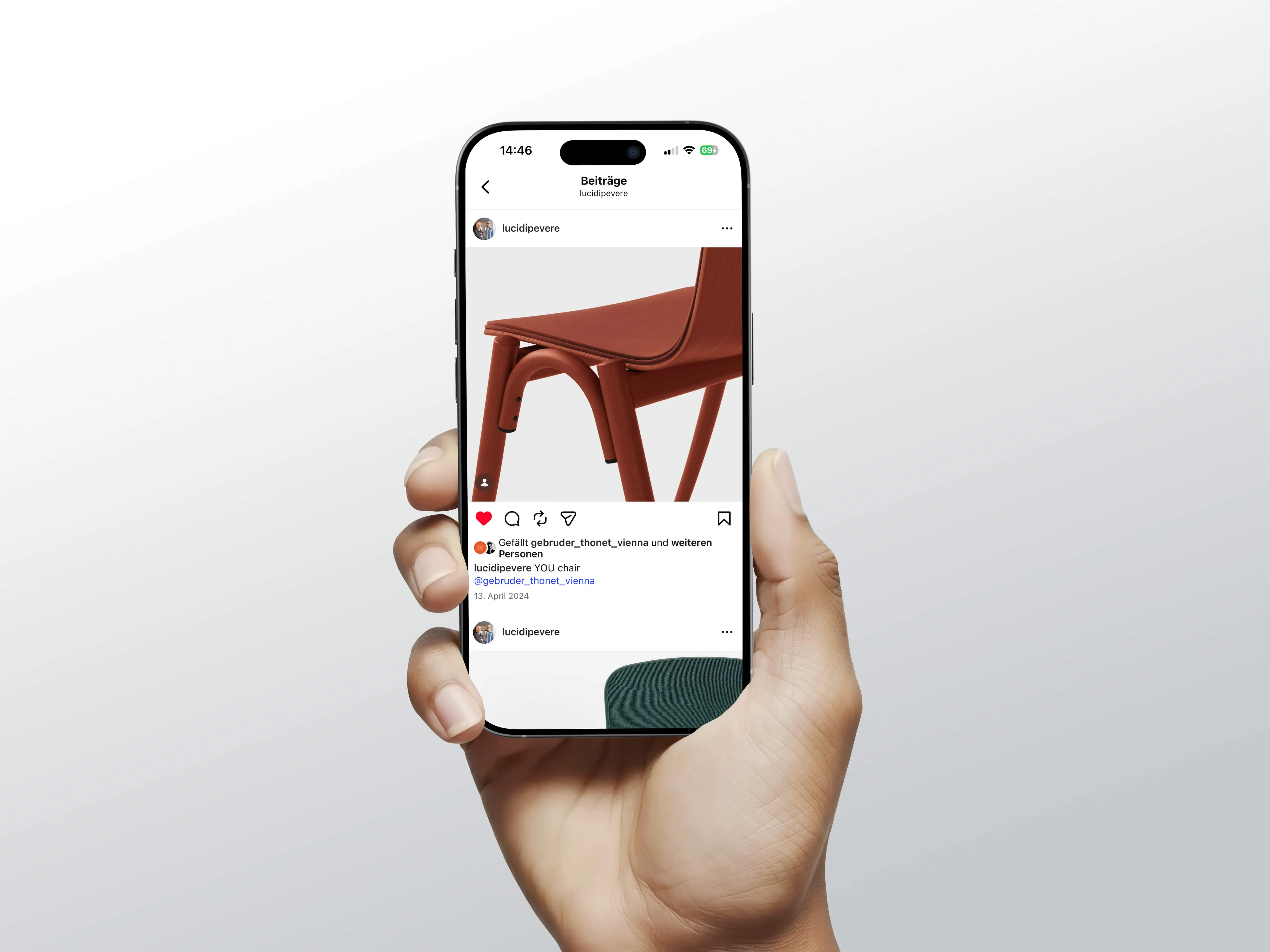 Smartphone zeigt einen Instagram-Beitrag der Designer LucidiPevere mit einer 3D-Detailansicht des Stuhls YOU für Gebrüder Thonet Vienna.