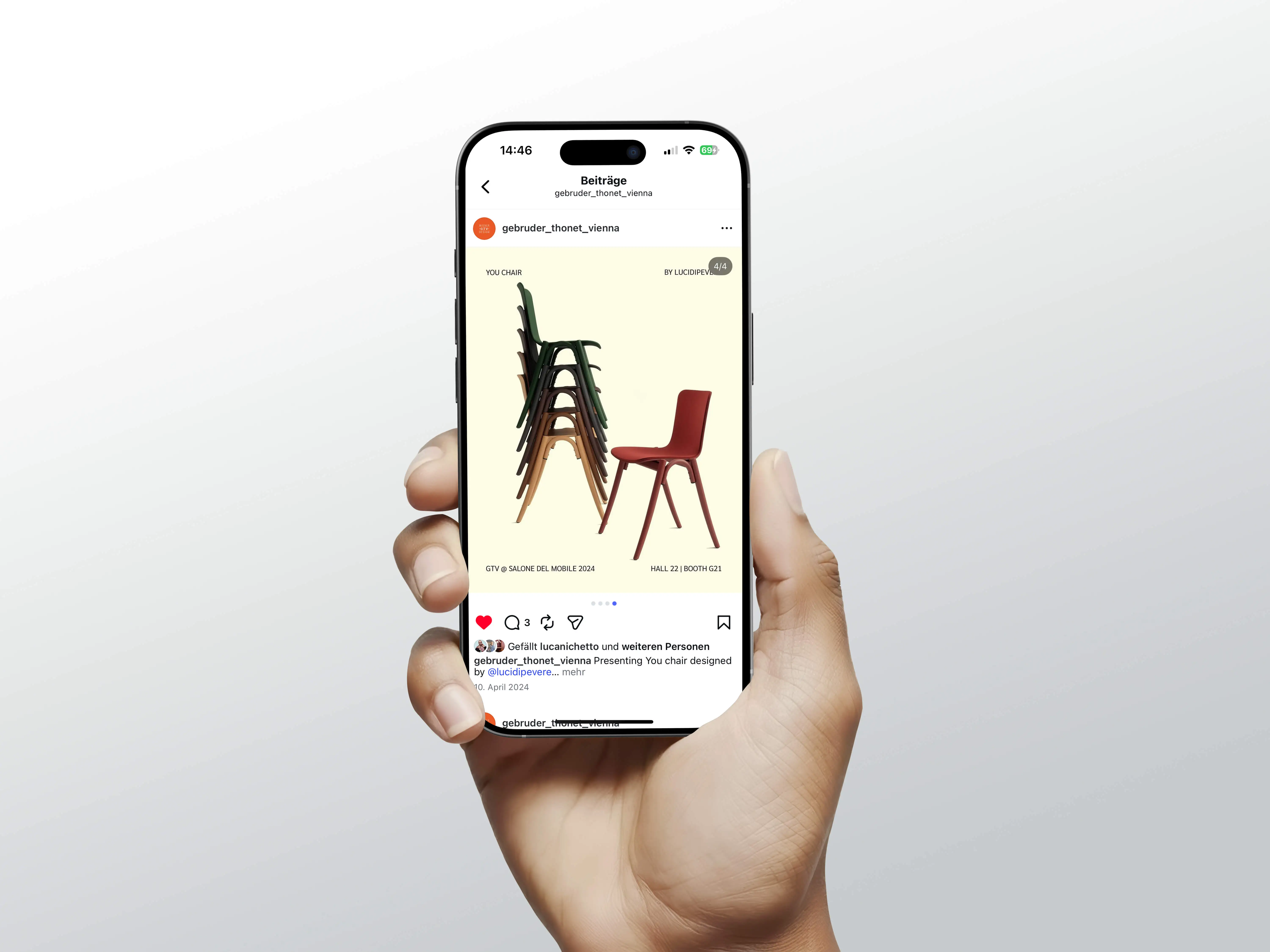 Smartphone zeigt einen Instagram-Beitrag von Gebrüder Thonet Vienna zur Salone del Mobile mit einer CGI-Inszenierung der gestapelten YOU Stühle.