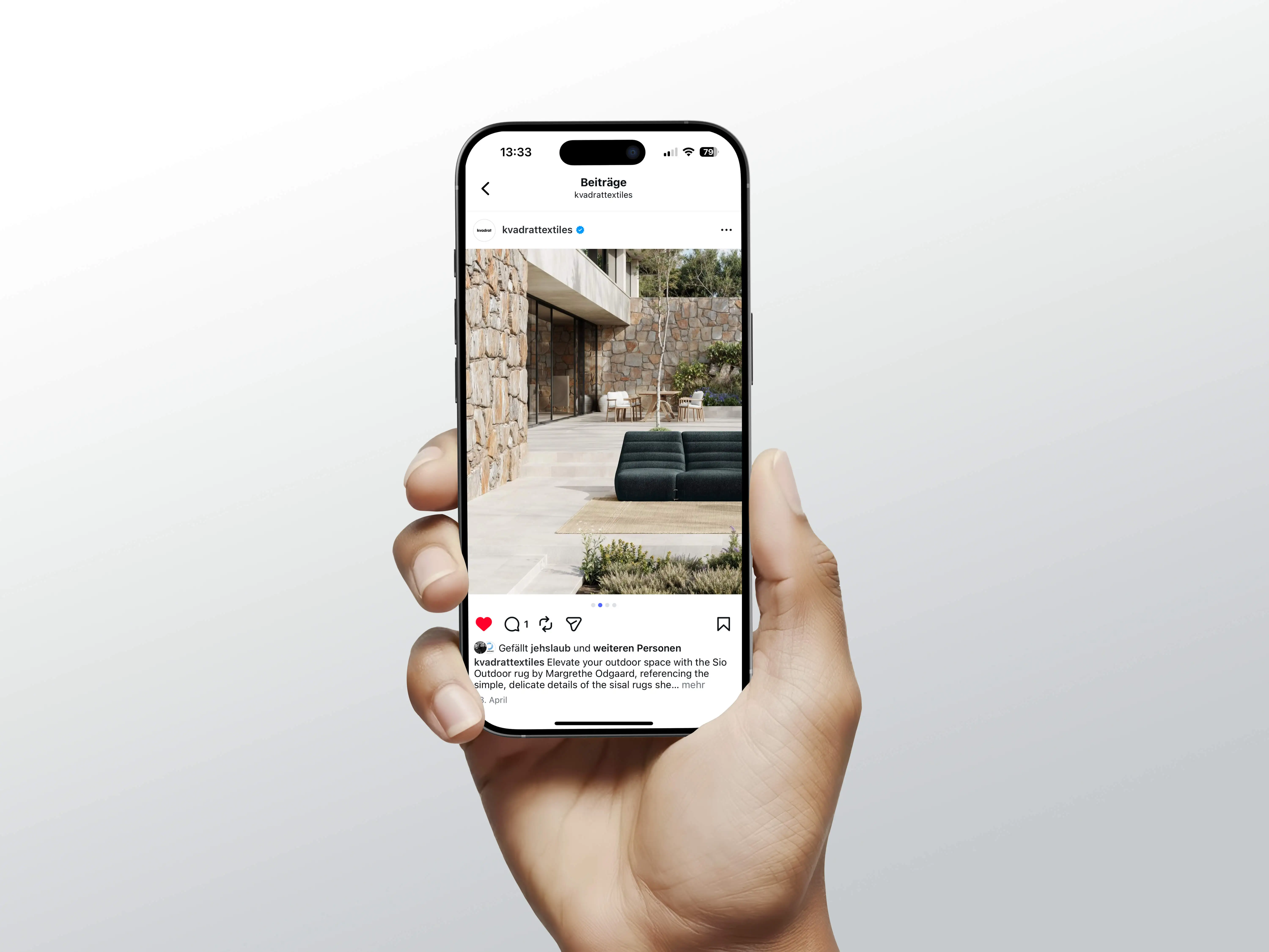 Lo smartphone mostra un post Instagram di Kvadrattextiles con la visualizzazione CGI dei tappeti da esterno in una soleggiata scena all'aperto.