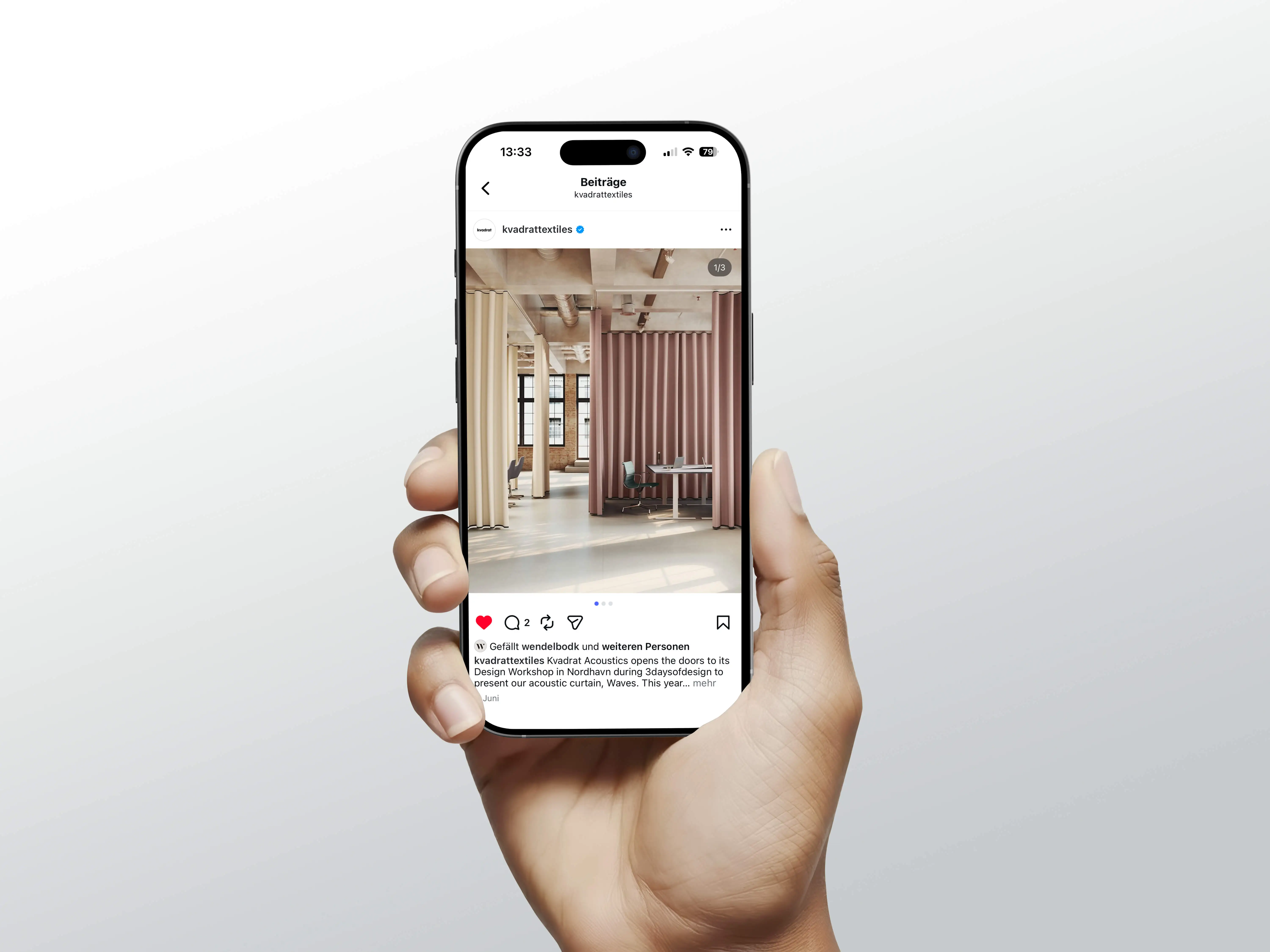 Smartphone zeigt einen Instagram-Beitrag von Kvadrattextiles mit der fotorealistischen 3D-Visualisierung der Akustikvorhänge Waves im Design Workshop Nordhavn.