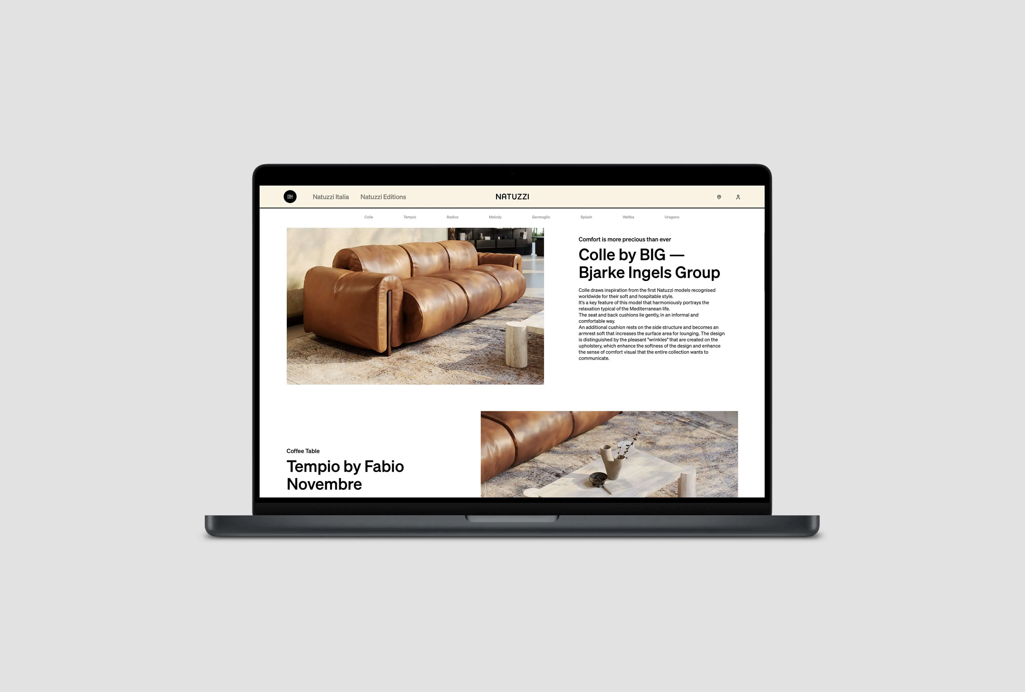 Il laptop mostra il sito web di Natuzzi Italia con immagini fotorealistiche in 3D del divano Colle (design: Bjarke Ingels Group) e del tavolo Tempio.