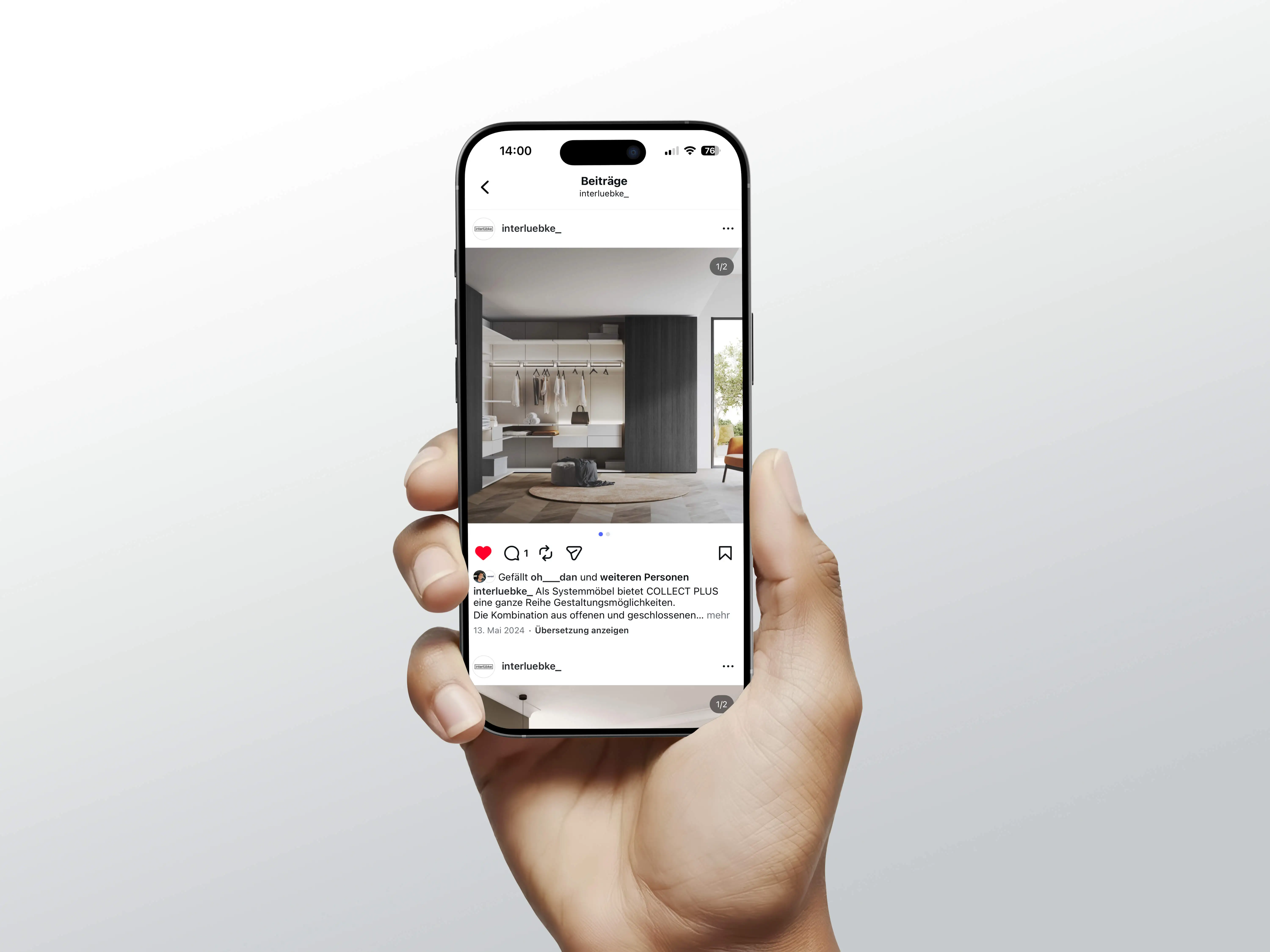 martphone zeigt einen Instagram-Beitrag von Interlübke mit einer CGI-Inszenierung des Schranksystems Collect Plus als elegante Raumteiler-Lösung.