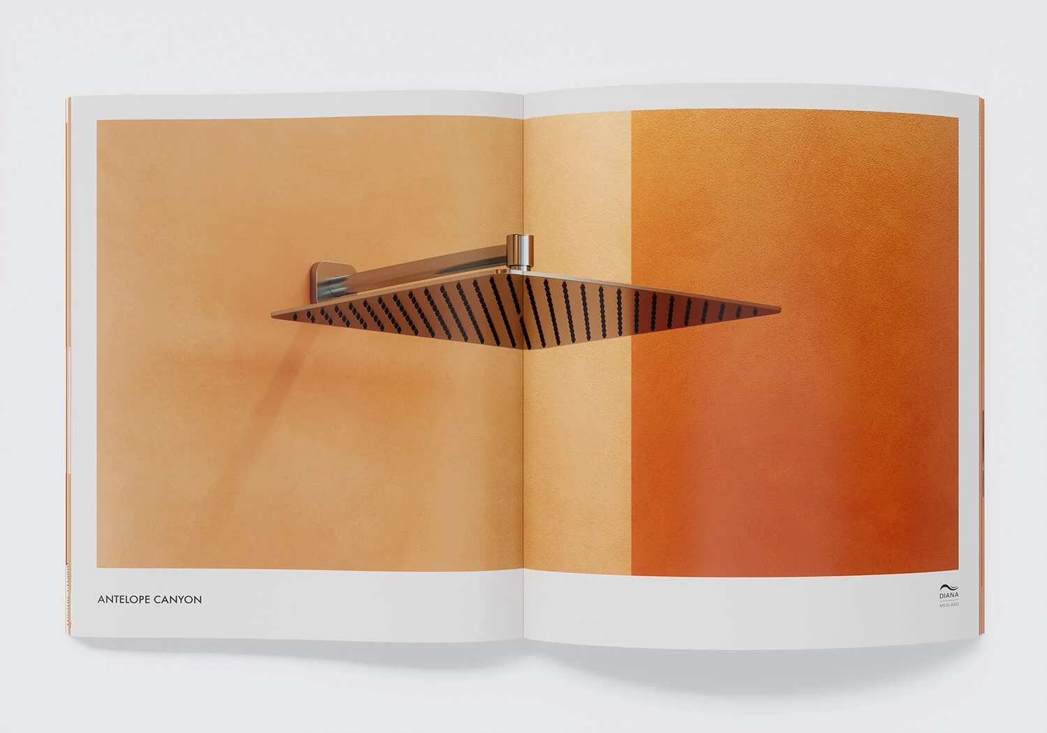 Dettaglio di un soffione quadrato su braccio a parete davanti a una superficie color sabbia - Canyon House, bagno Diana.