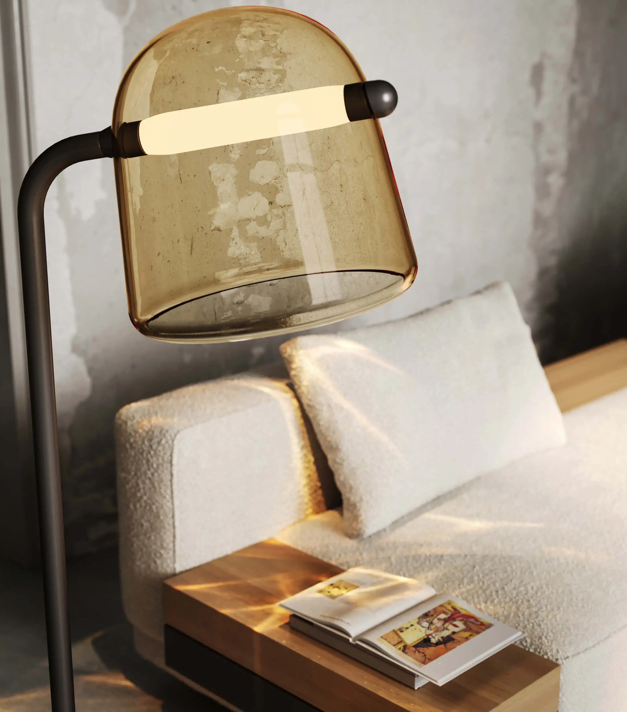 3D-Rendering der Brokis Mona Stehleuchte als Digitaler Zwilling. Die Seitenansicht verdeutlicht das High-End Modeling der Glaswölbung, der Metallhalterung und des gespannten Lederriemens vor einem unscharfen Interior-Hintergrund.