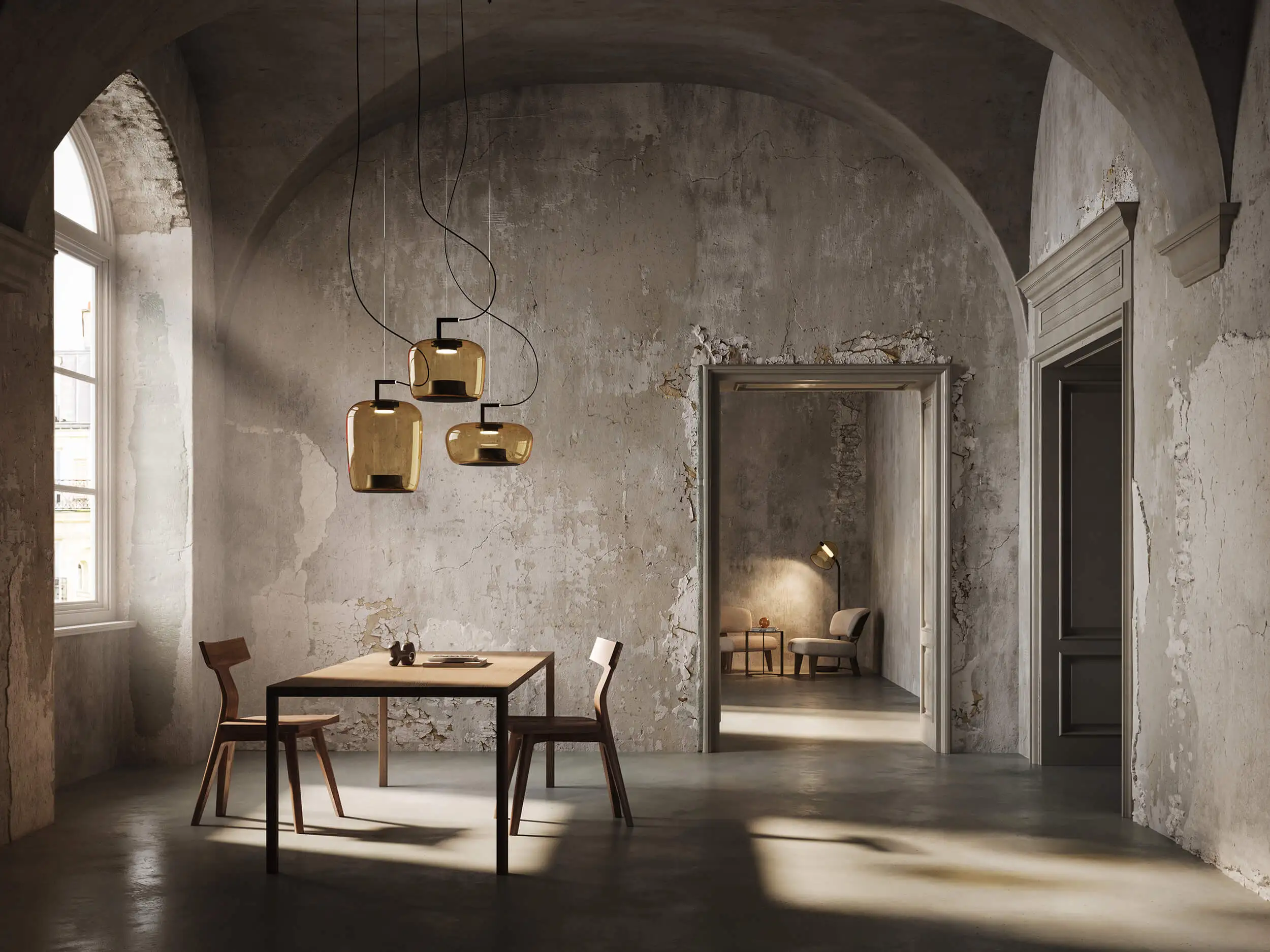 Drei Brokis Double Pendelleuchten über einem Holztisch in einer CGI-Umgebung. Das Rendering zeigt die physikalisch korrekte Lichtbrechung des mundgeblasenem Glases im Kontrast zu einer rohen, abblätternden Wandstruktur im Hintergrund.