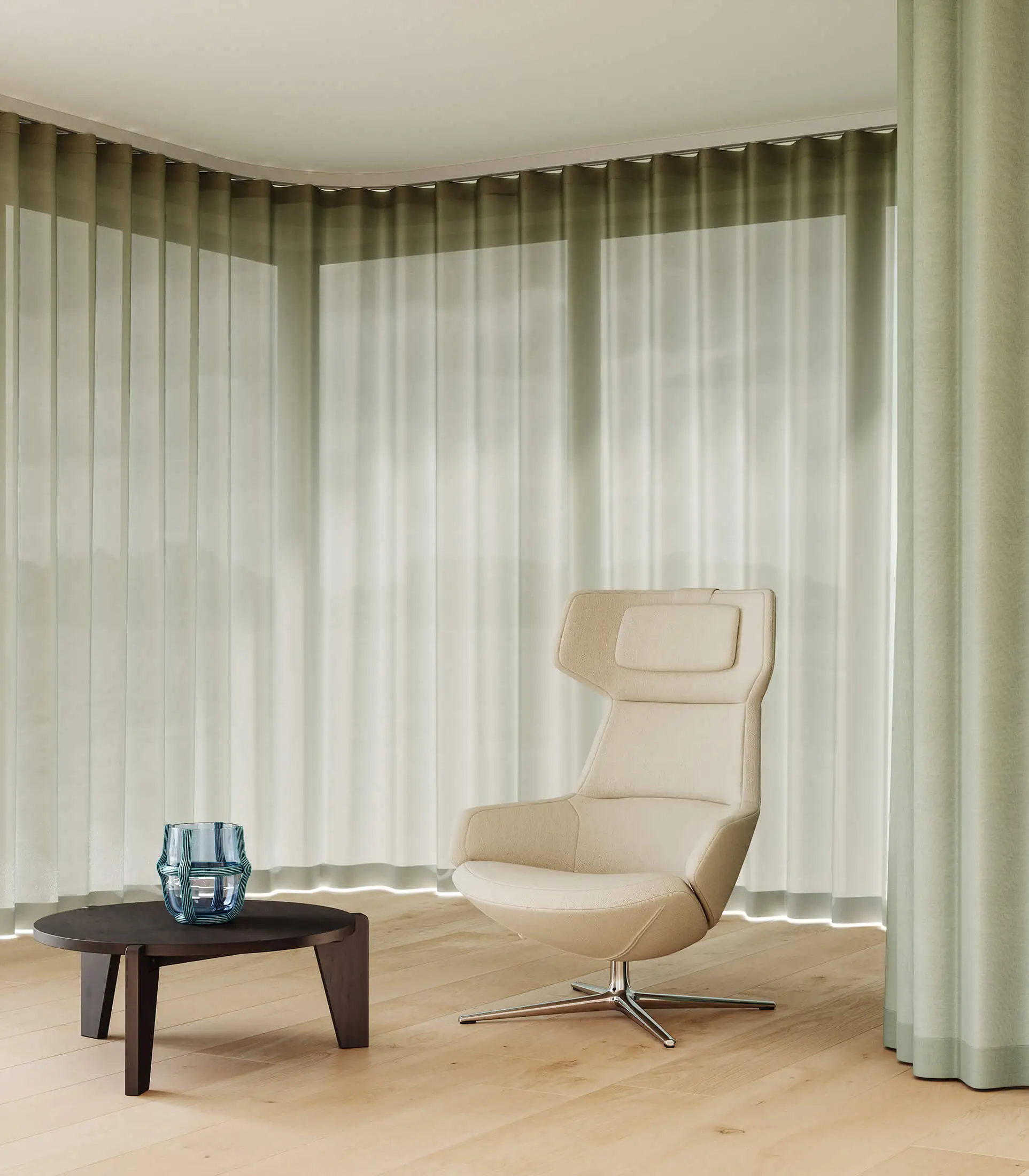 Fotorealistische 3D Visualisierung einer ruhigen Wohnlounge: Ein transluzenter salbeigrüner Vorhang mit architektonischer Wellenfalte folgt einer geschwungenen Fensterfront und umrahmt einen modernen Design Sessel.