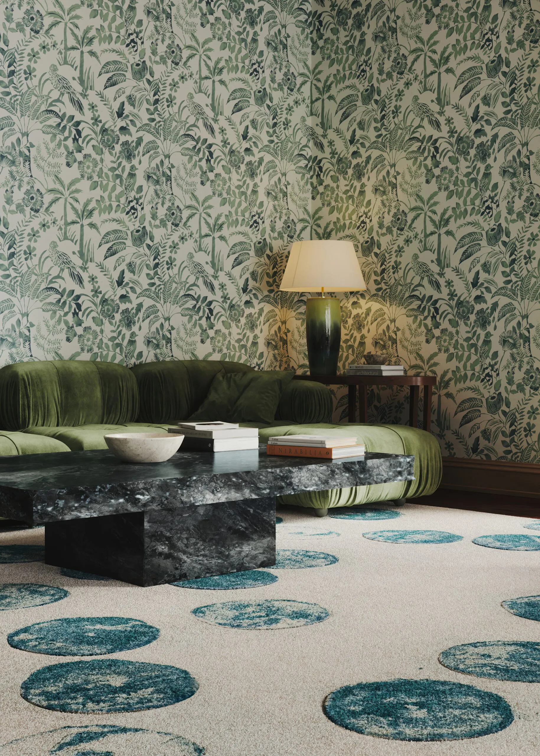 Teppich mit türkisen Kreismotiven vor botanischem Wandbelag, grünes Sofa und Marmortisch, CGI Rendering für Perennials