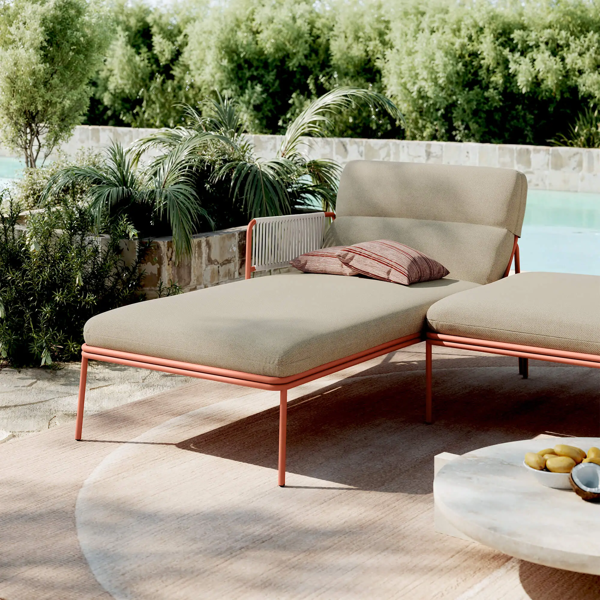Visualisation CGI d'un daybed d'extérieur avec ambiance de jardin - idéal pour les marques de meubles qui souhaitent présenter leurs collections d'extérieur de manière haut de gamme et photoréaliste