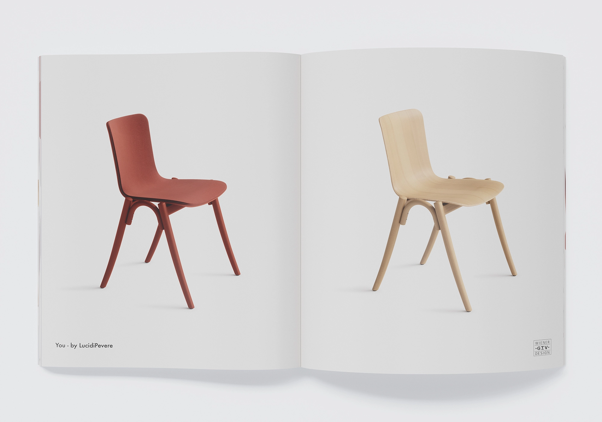 Freisteller-Packshot: YOU Stuhl von Gebrüder Thonet Vienna in Rot und Naturholz, stapelbar, Studiohintergrund.