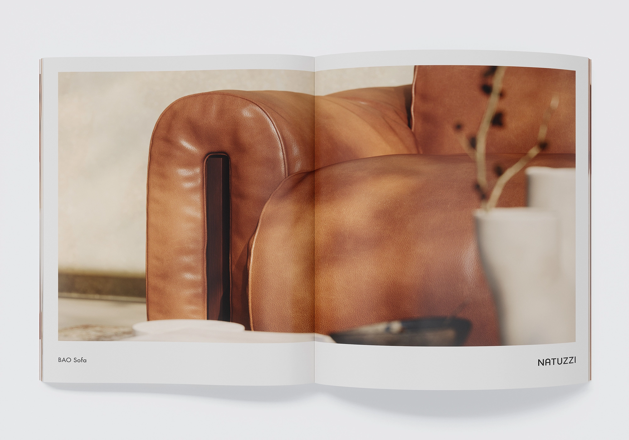 Visualisering av stoppade möbler i 3D: Natuzzi BAO skinnsoffa - detalj av det rundade armstödet med fin ådring i varmt ljus.