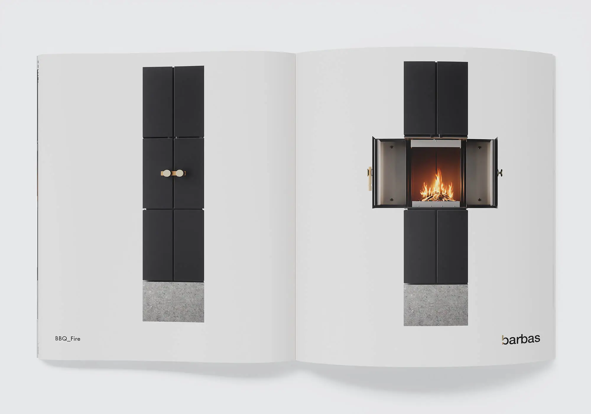 Sistema modulare di caminetti Rendering 3D in catalogo a doppia pagina: porte chiuse e aperte a battente con fuoco a legna.
