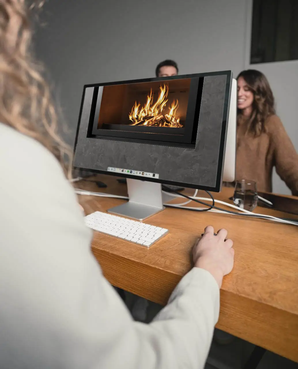 Produzione CGI in studio: rendering 3D del camino sul monitor - messa a punto dell'immagine della fiamma e riflessi controllati del vetro.
