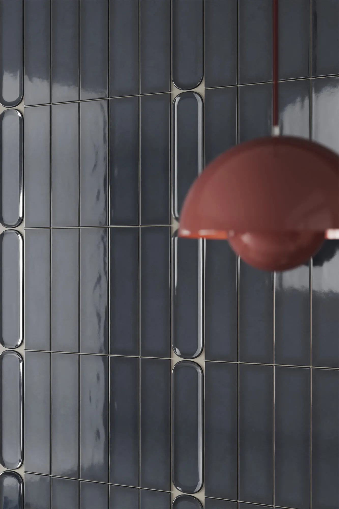 Rendu CGI de carreaux céramiques bleu foncé brillants posés verticalement avec des reflets lumineux réalistes.