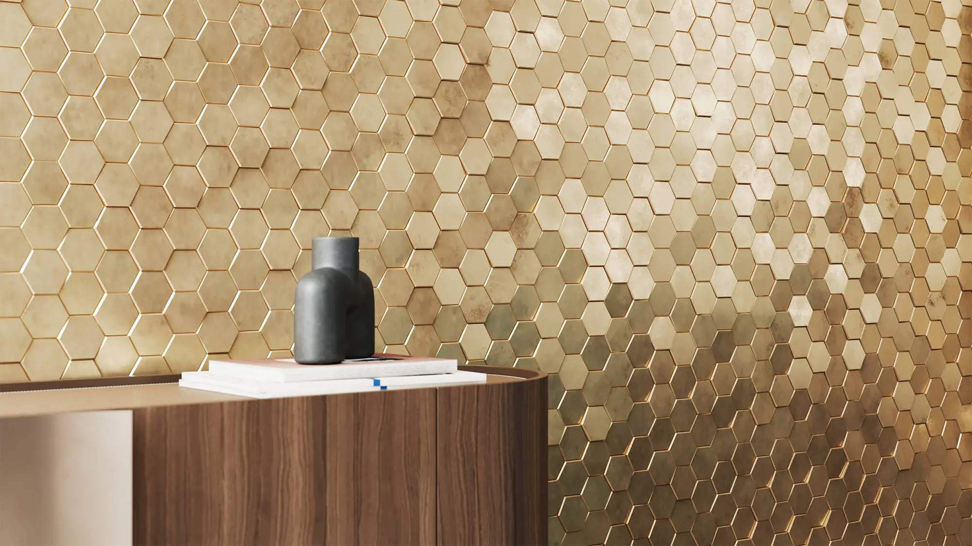 Image CGI d'une décoration murale dorée en nid d'abeille dans le contexte d'un intérieur moderne pour un fabricant de surfaces métalliques.
