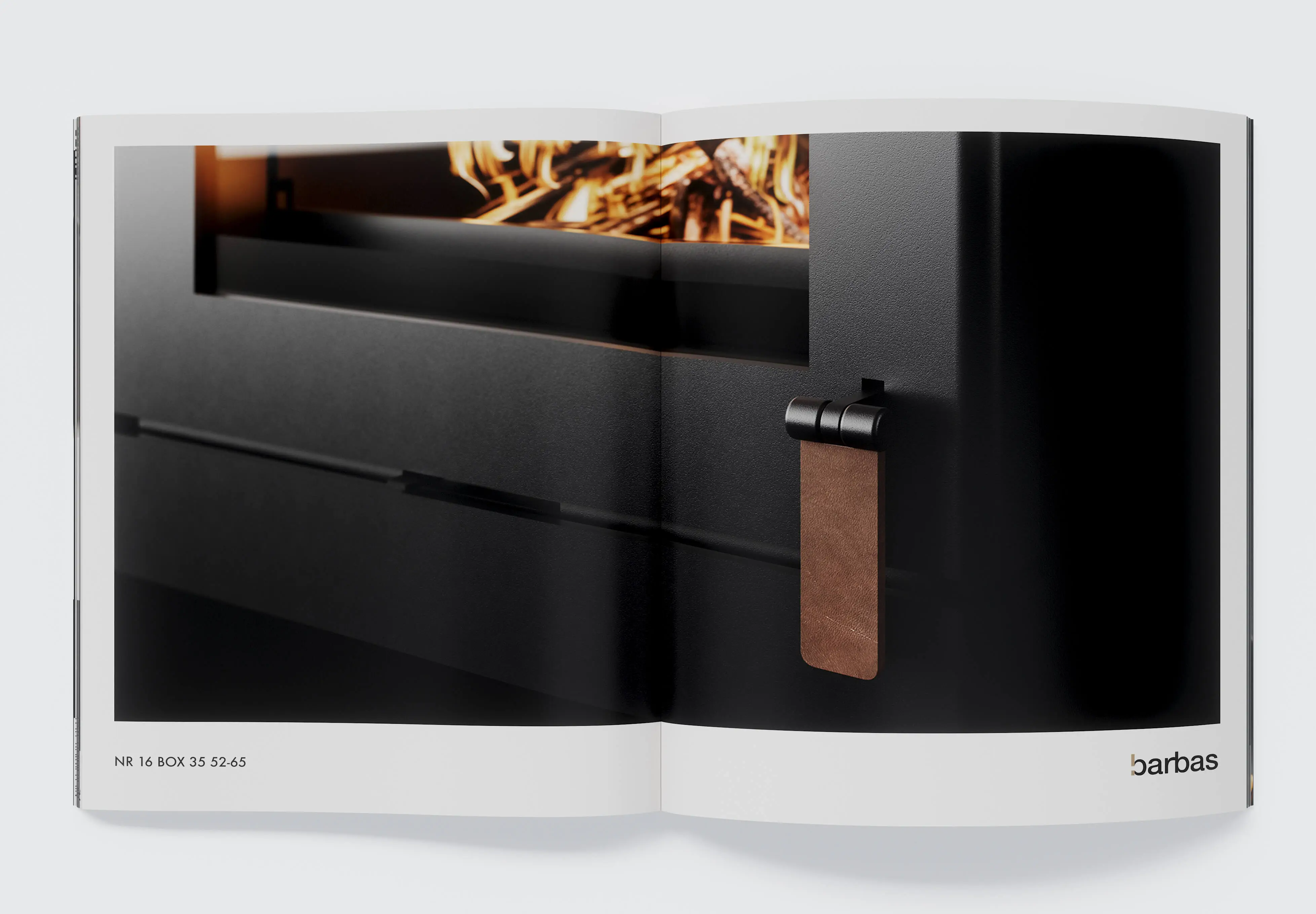 Rendu haut de gamme des matériaux : gros plan d'un poêle à bois mettant l'accent sur la texture du métal revêtu, du feu et de la poignée en cuir.