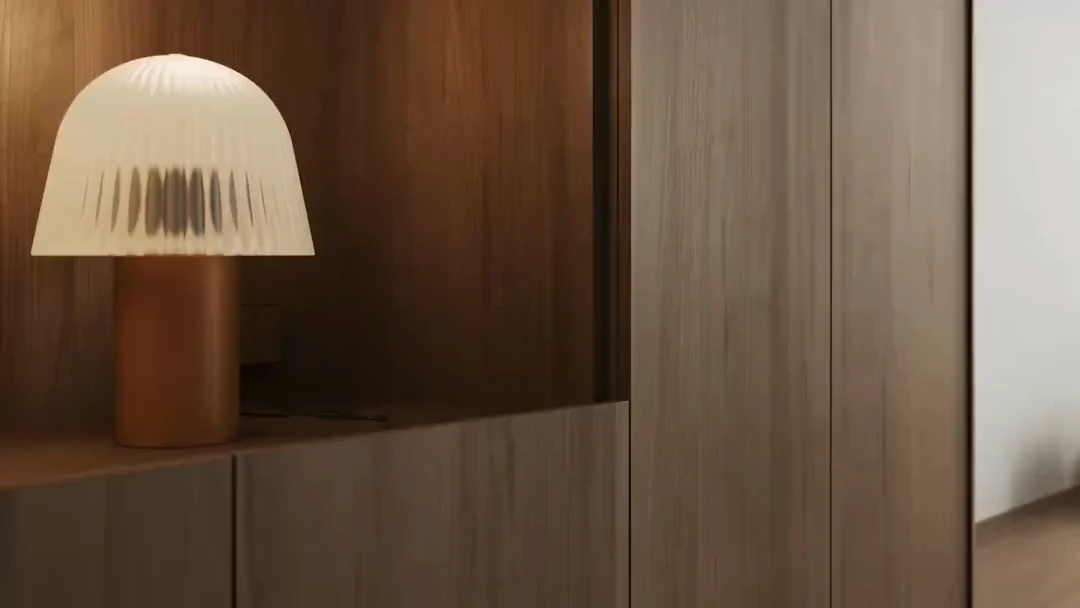 Warm beleuchtete Tischleuchte mit geripptem Glasschirm auf einem Nussbaum-Sideboard vor Holzvertäfelung, fotorealistische 3D Visualisierung der CGI-Agentur Danthree Studio.