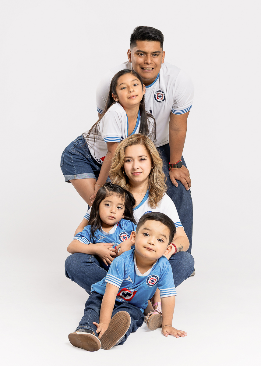 Fotografía de embarazo con zapatitos de bebé