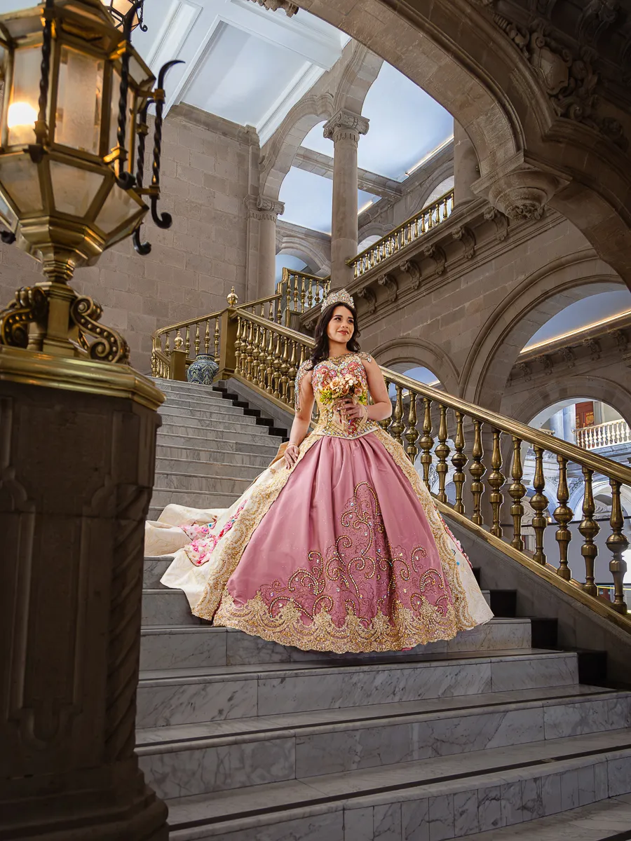Quinceañera durante una sesión de fotos de XV años