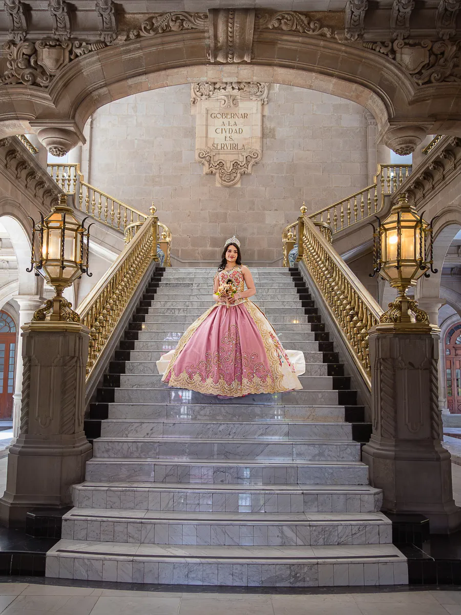 Sesión de fotos de quinceañera en un parque o jardín