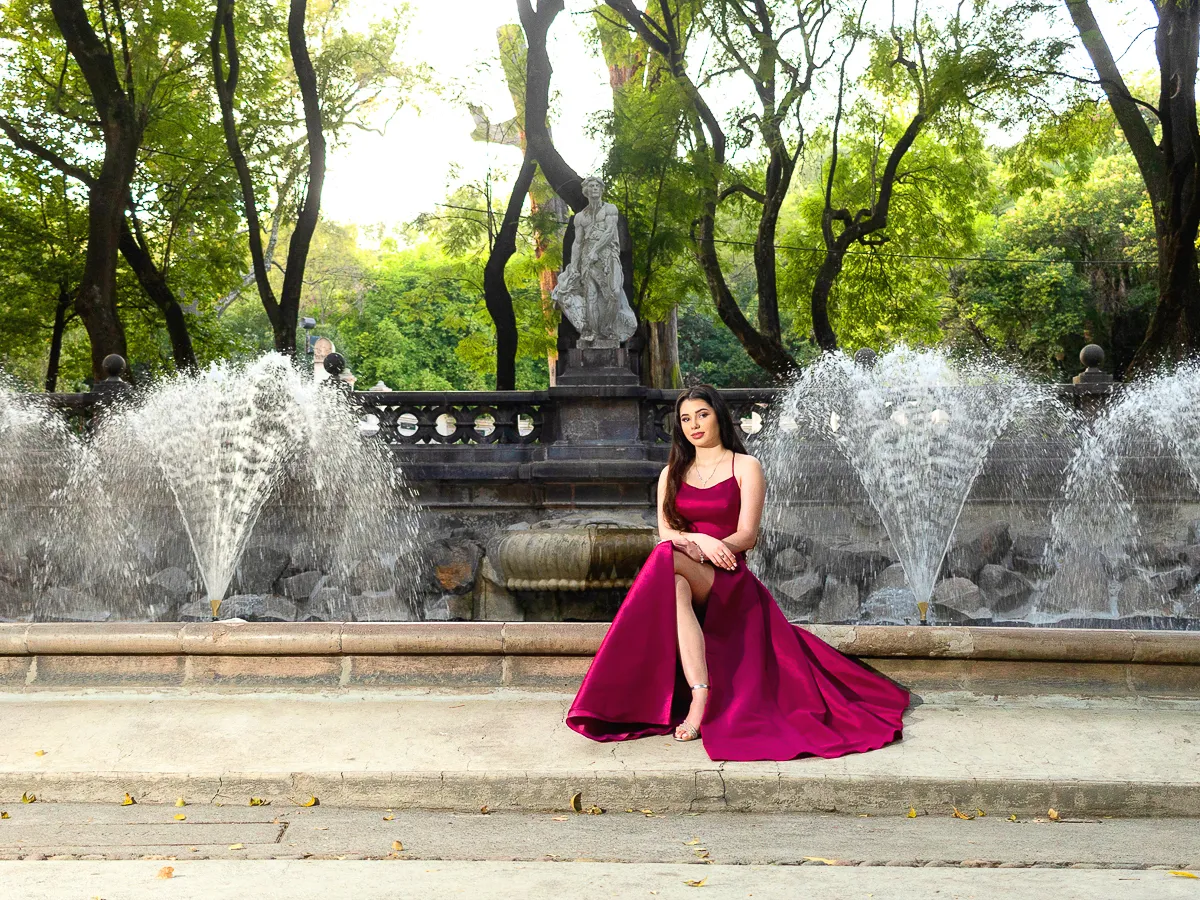 Quinceañera durante una sesión fotográfica en locación