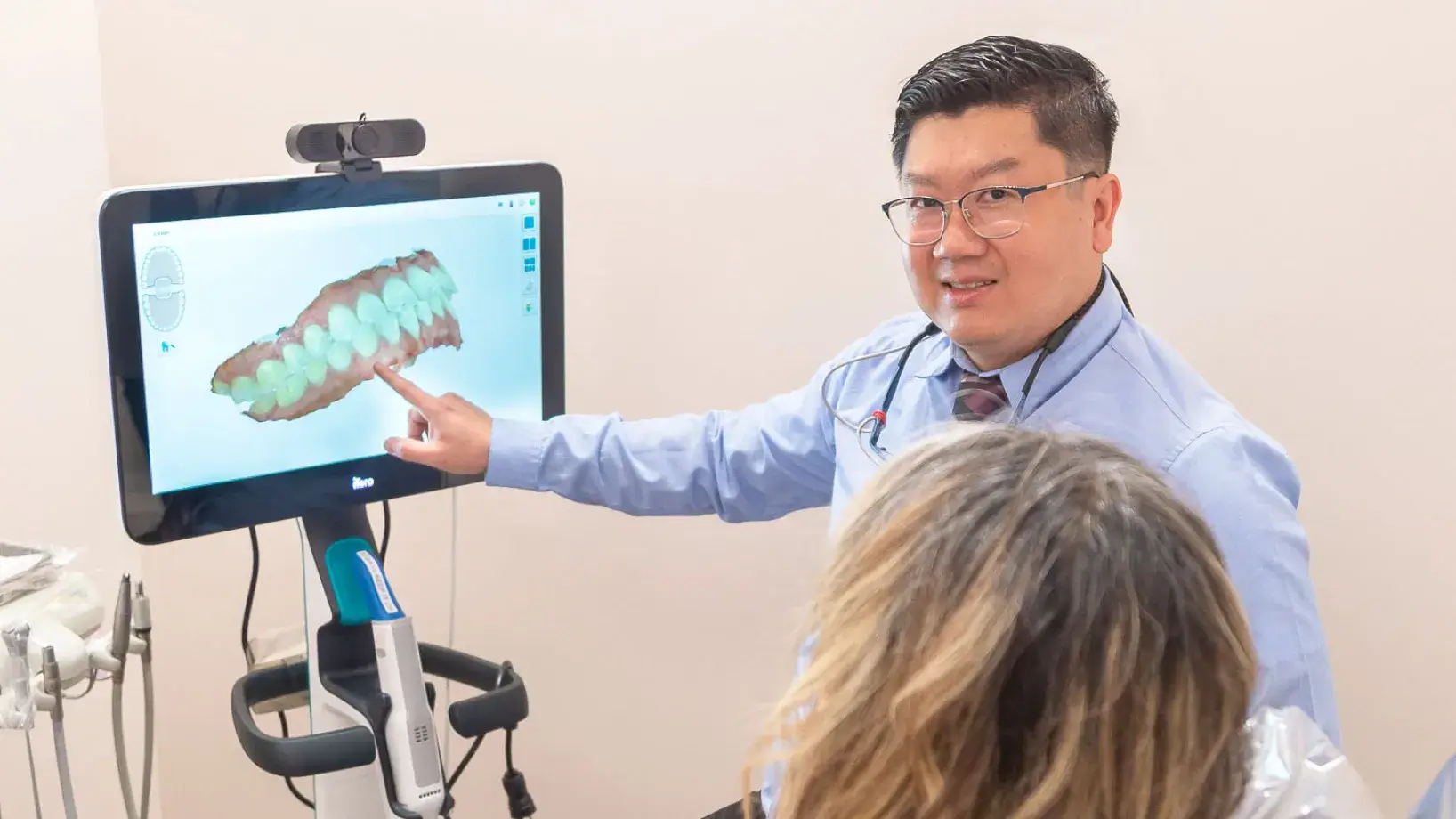 Dr Yang showing a 3D Imaging to patient