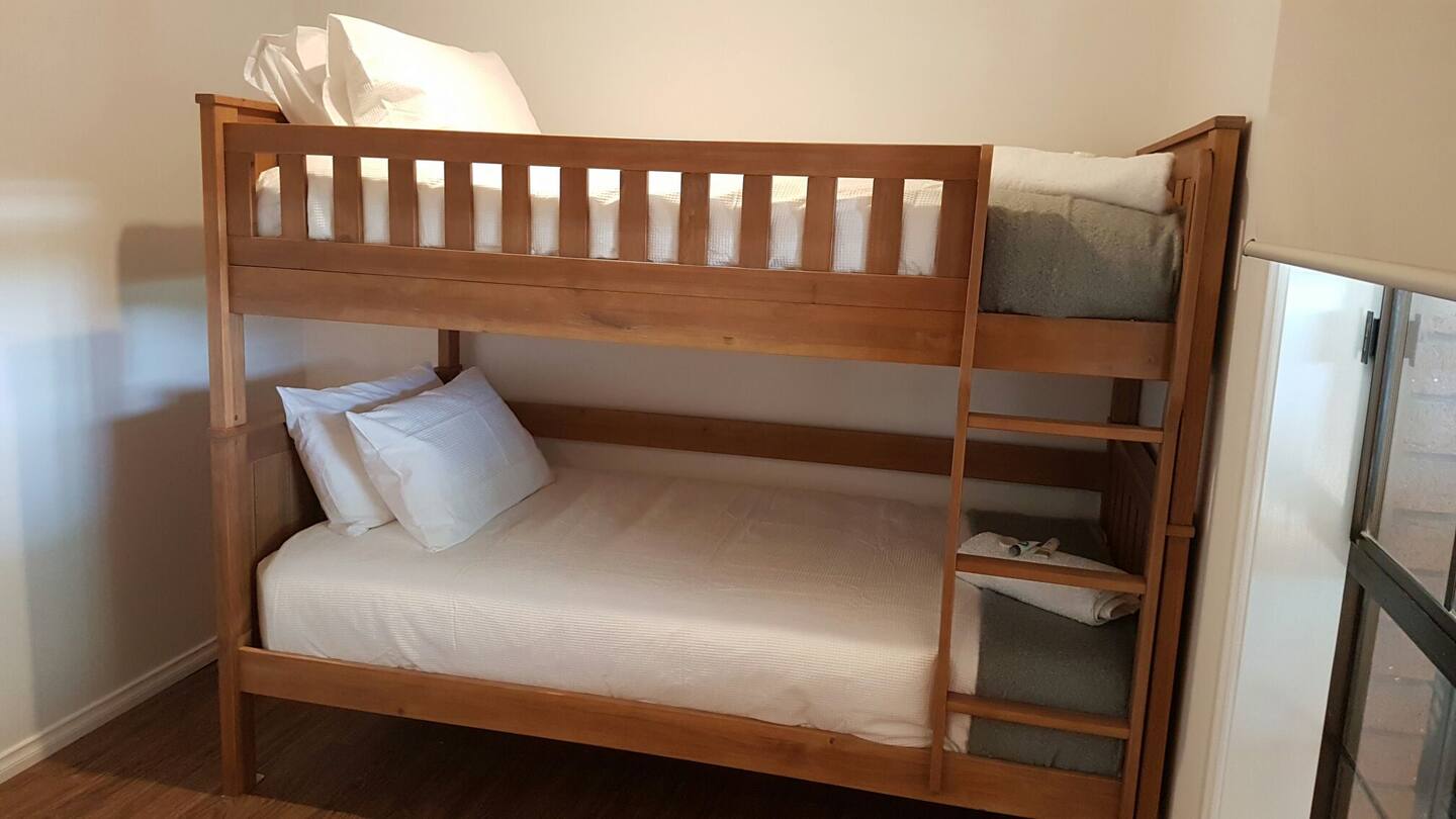Iron Bark Room - Melbourne Farm Stay