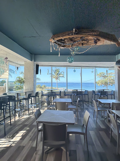 Rompeolas Bayview café business image