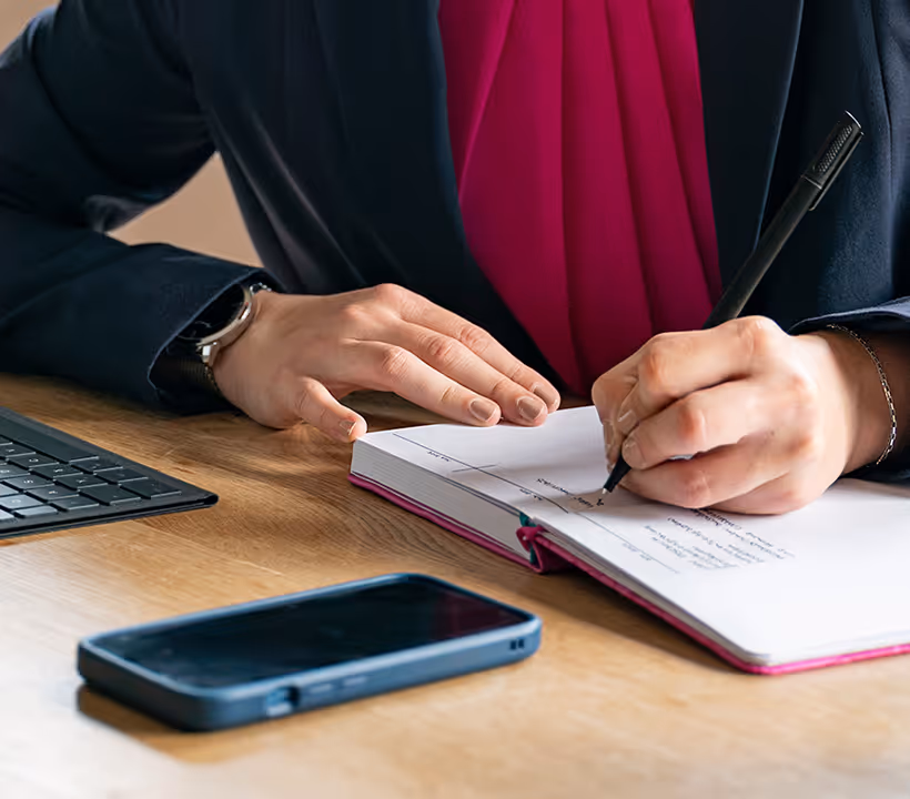 Katharina schreibt in ihr Notizbuch