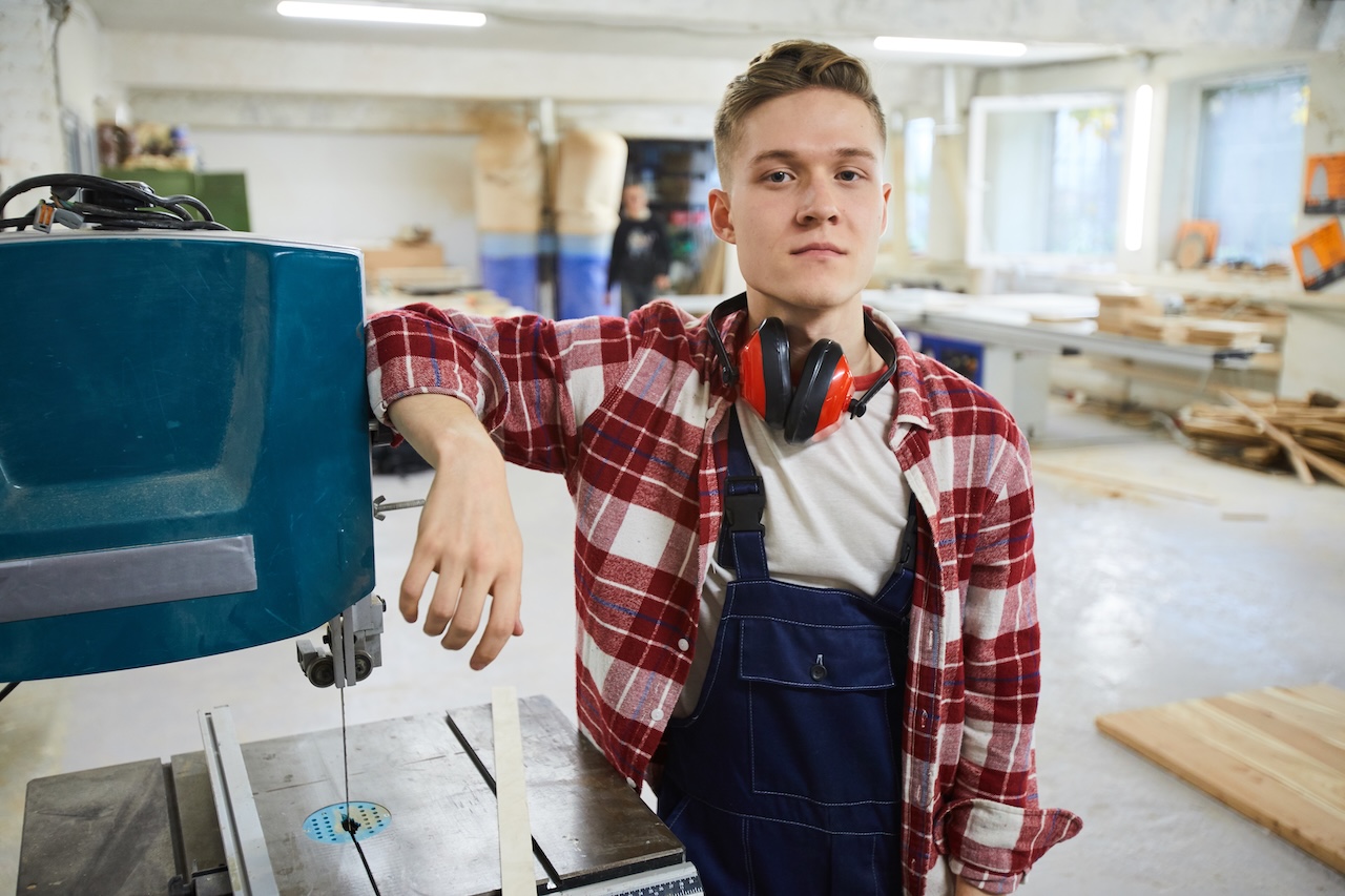 Auszubildender bei der handwerklichen Arbeit