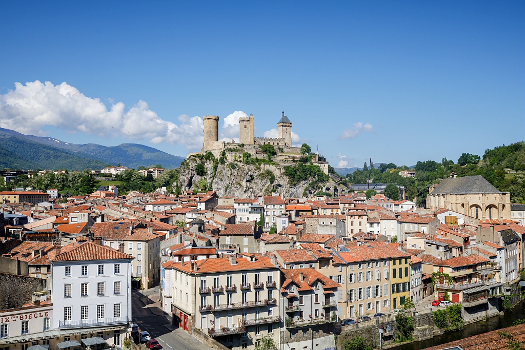 Il s'agit d'une photo de la ville Foix.