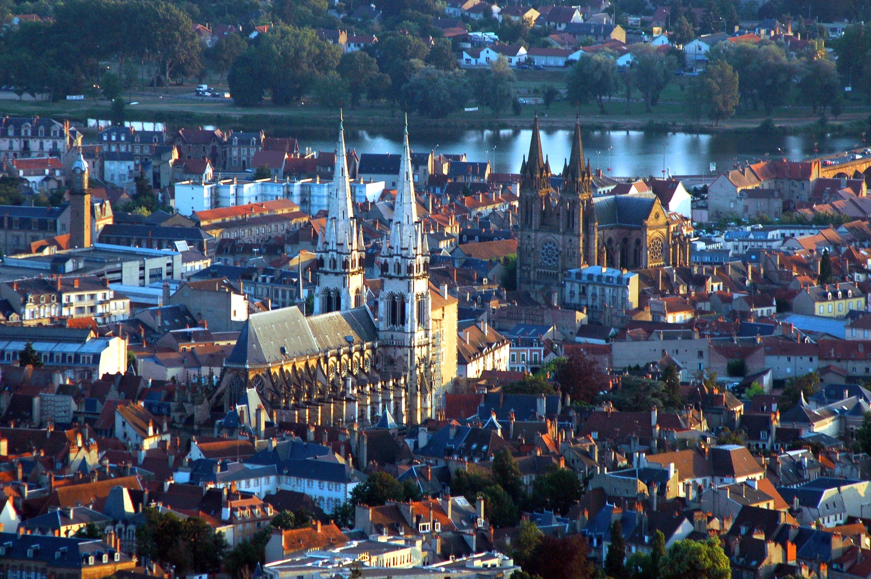 Il s'agit d'une photo de la ville Moulins.