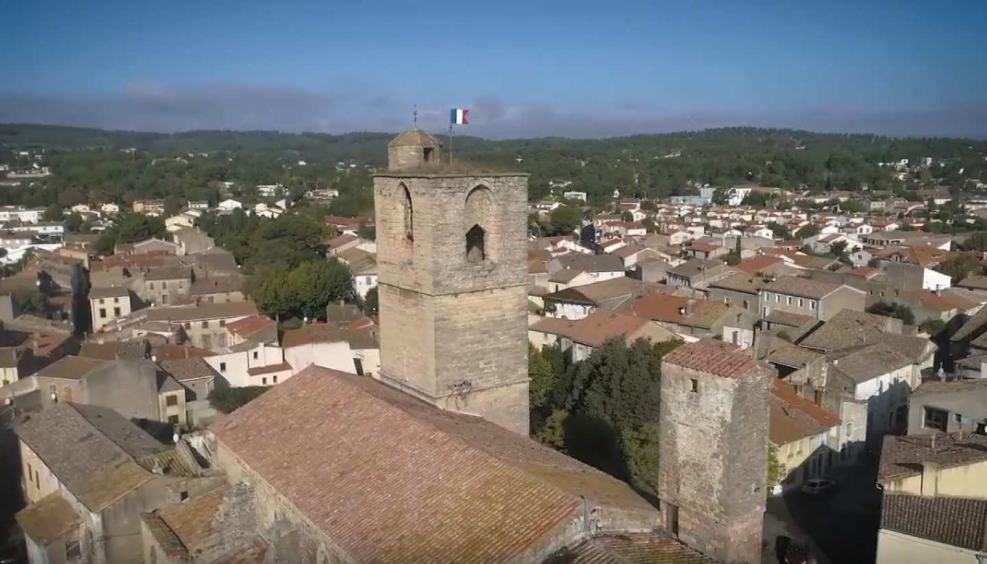 Il s'agit d'une photo de la ville Lezignan Corbieres.