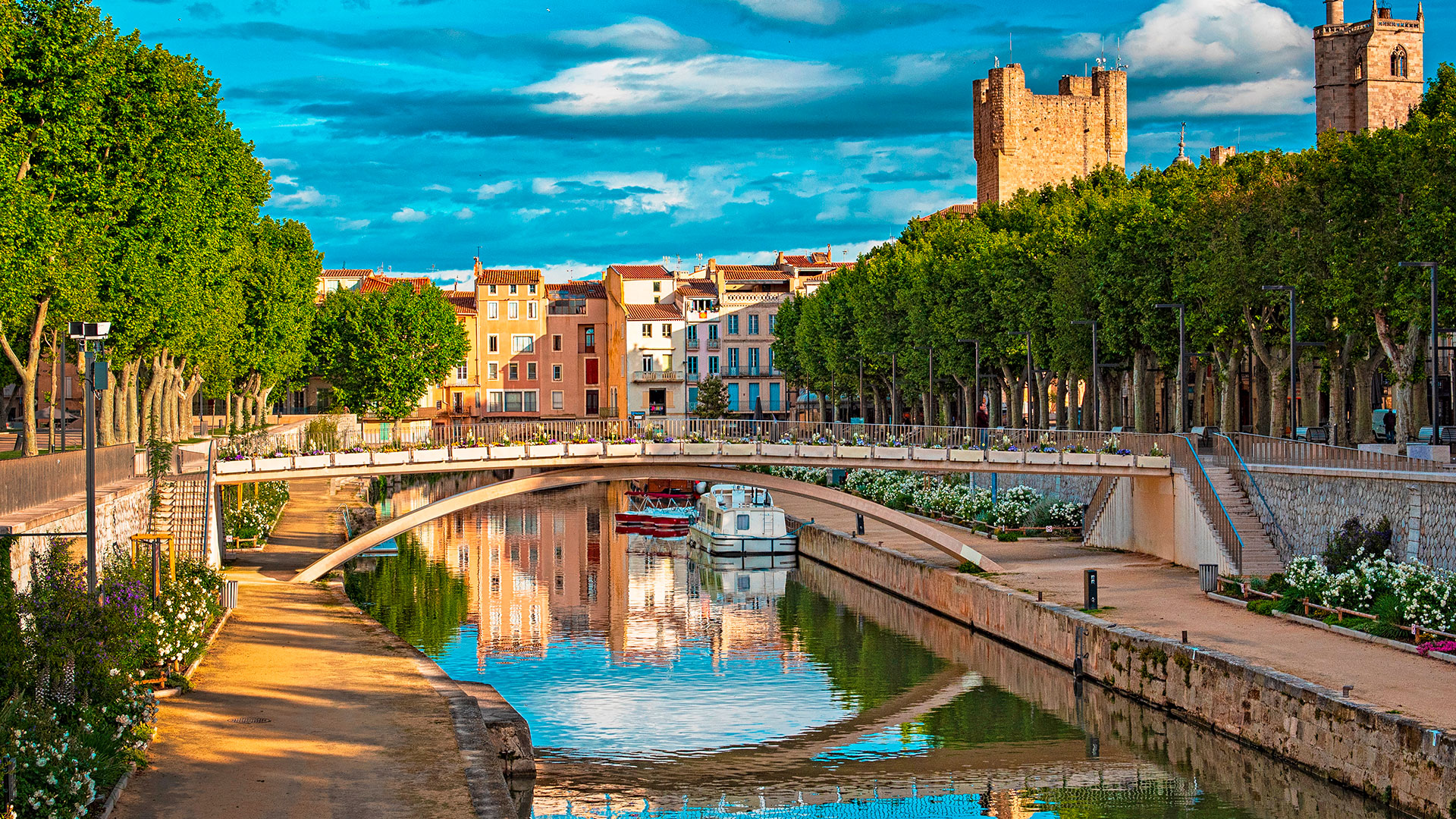 Il s'agit d'une photo de la ville Narbonne.