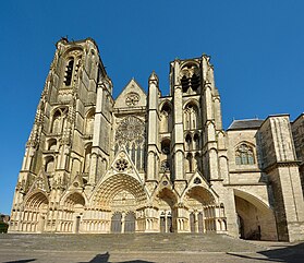 Il s'agit d'une photo de la ville Bourges.