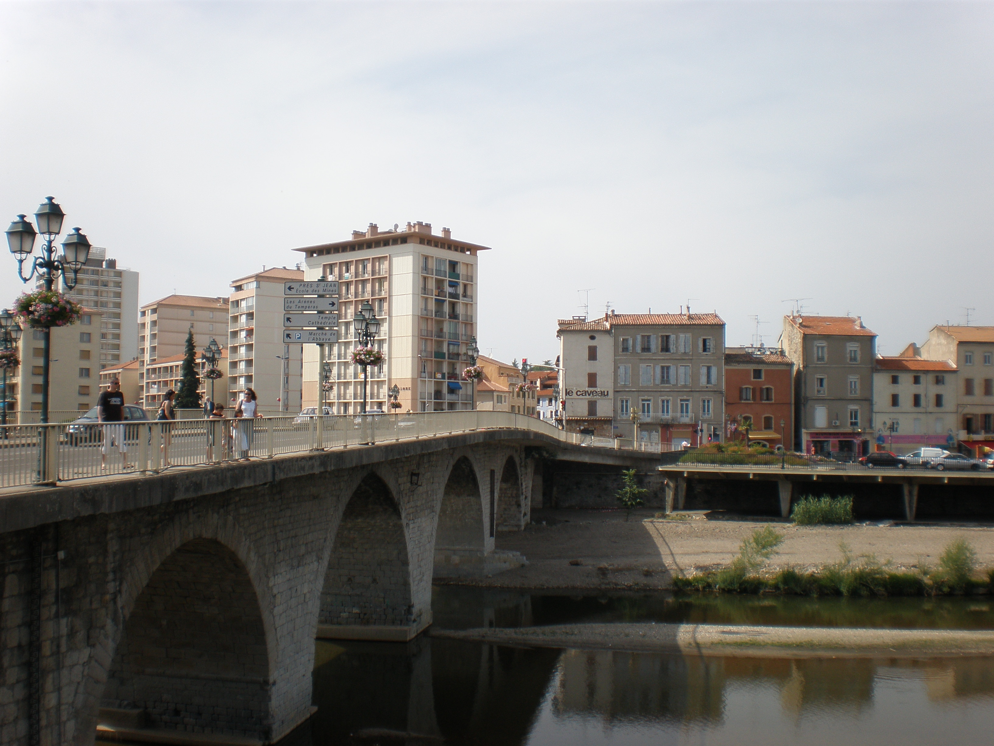 Il s'agit d'une photo de la ville Ales.