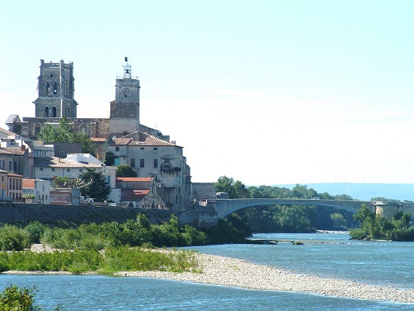 Il s'agit d'une photo de la ville Pont St Esprit.