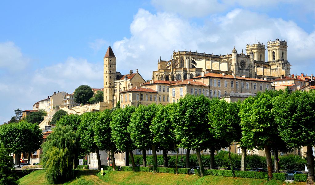 Il s'agit d'une photo de la ville Auch.