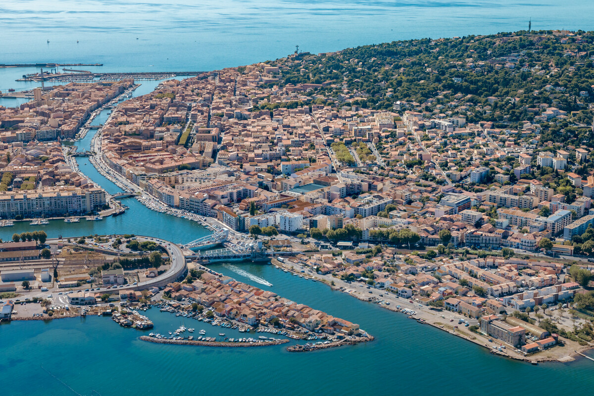 Il s'agit d'une photo de la ville Sete.