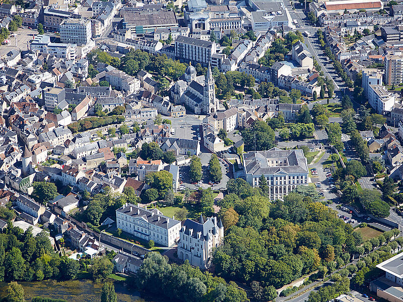 Il s'agit d'une photo de la ville Chateauroux.