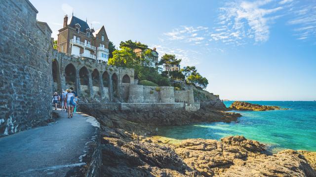Il s'agit d'une photo de la ville Dinard.