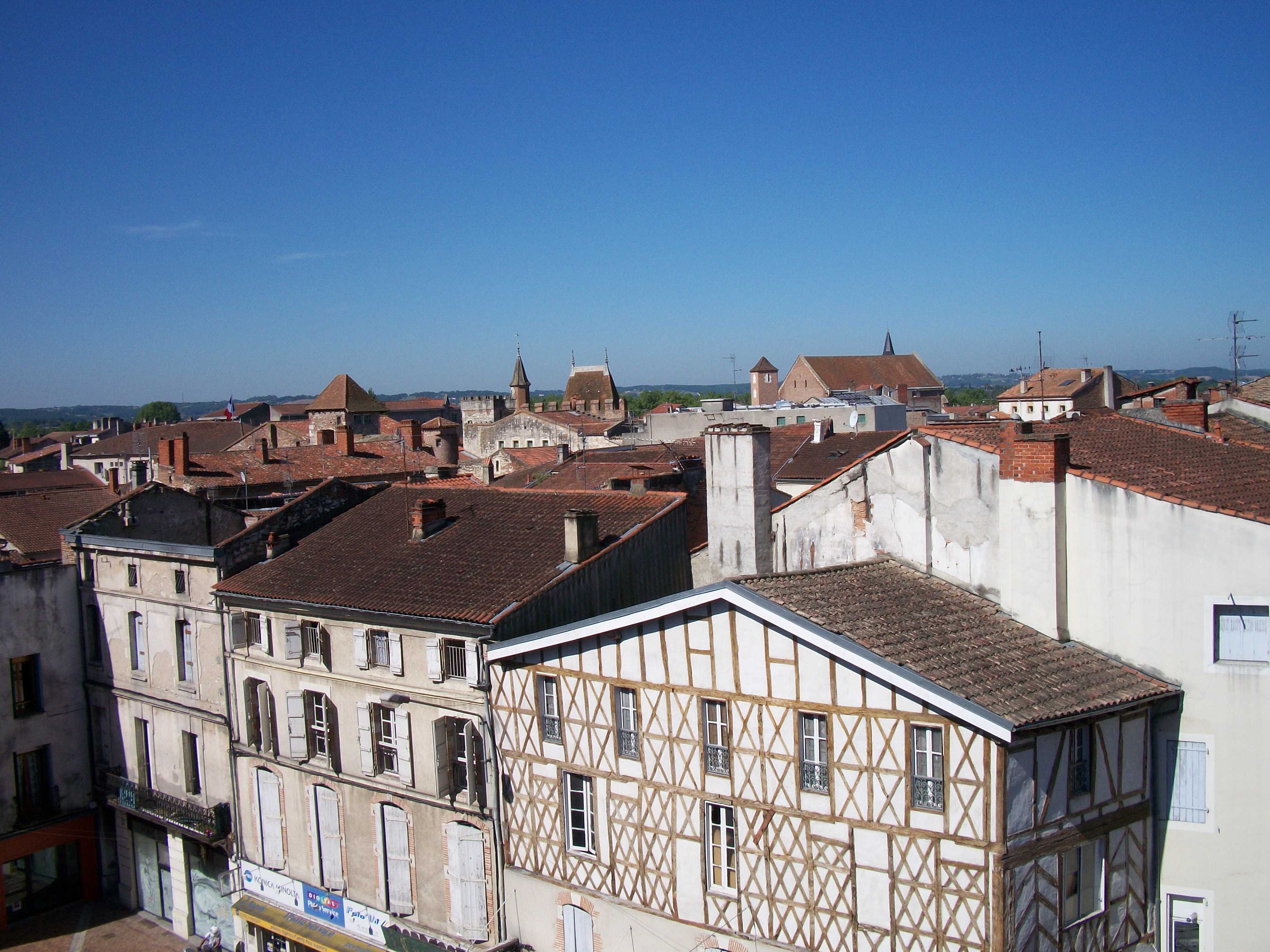 Il s'agit d'une photo de la ville Agen.