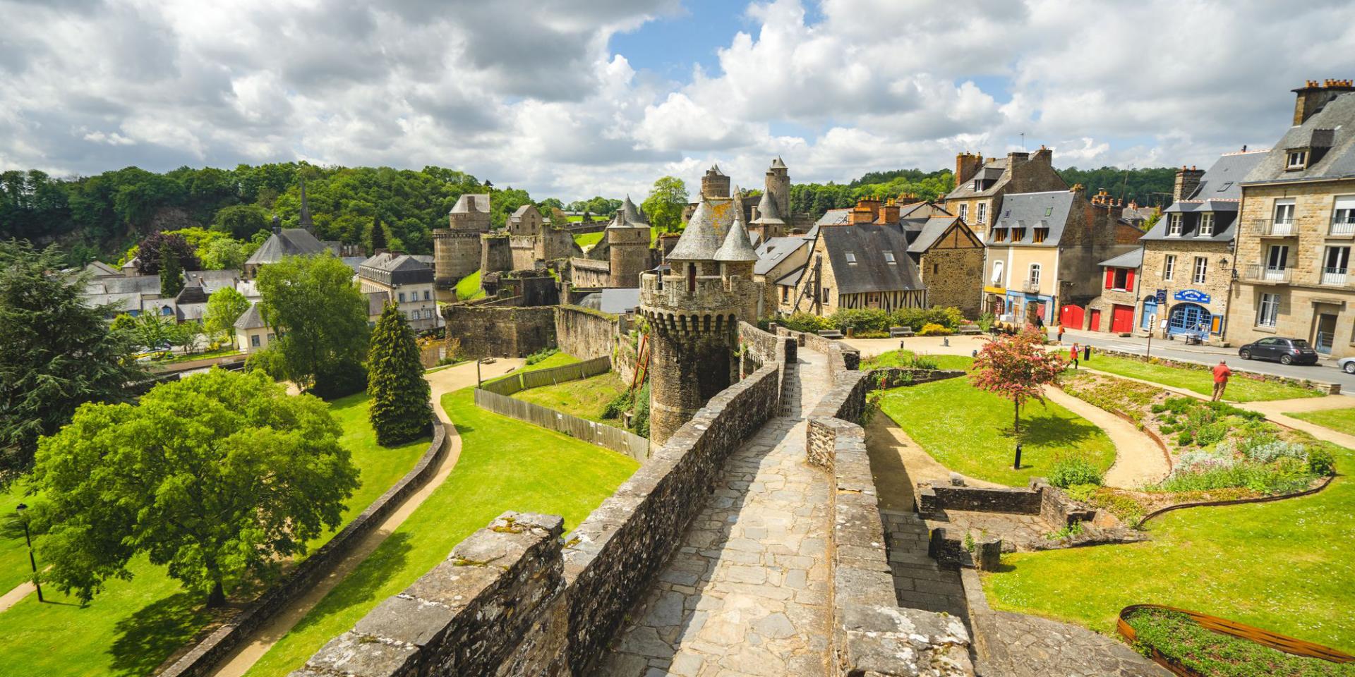 Il s'agit d'une photo de la ville Fougeres.