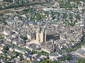 Il s'agit d'une photo de la ville Mende.